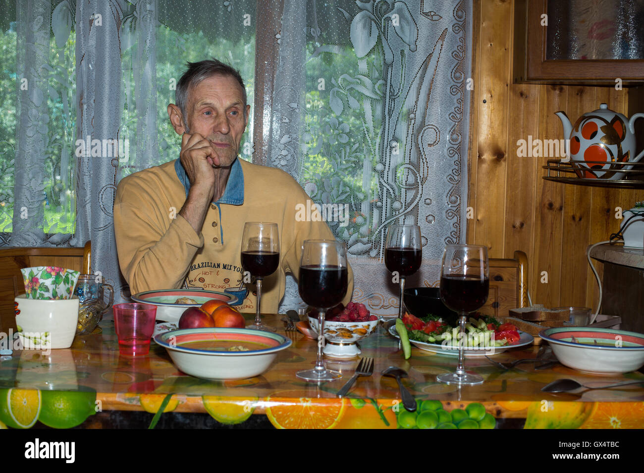 Portrait of senior man qui est assis à la table de dîner Banque D'Images