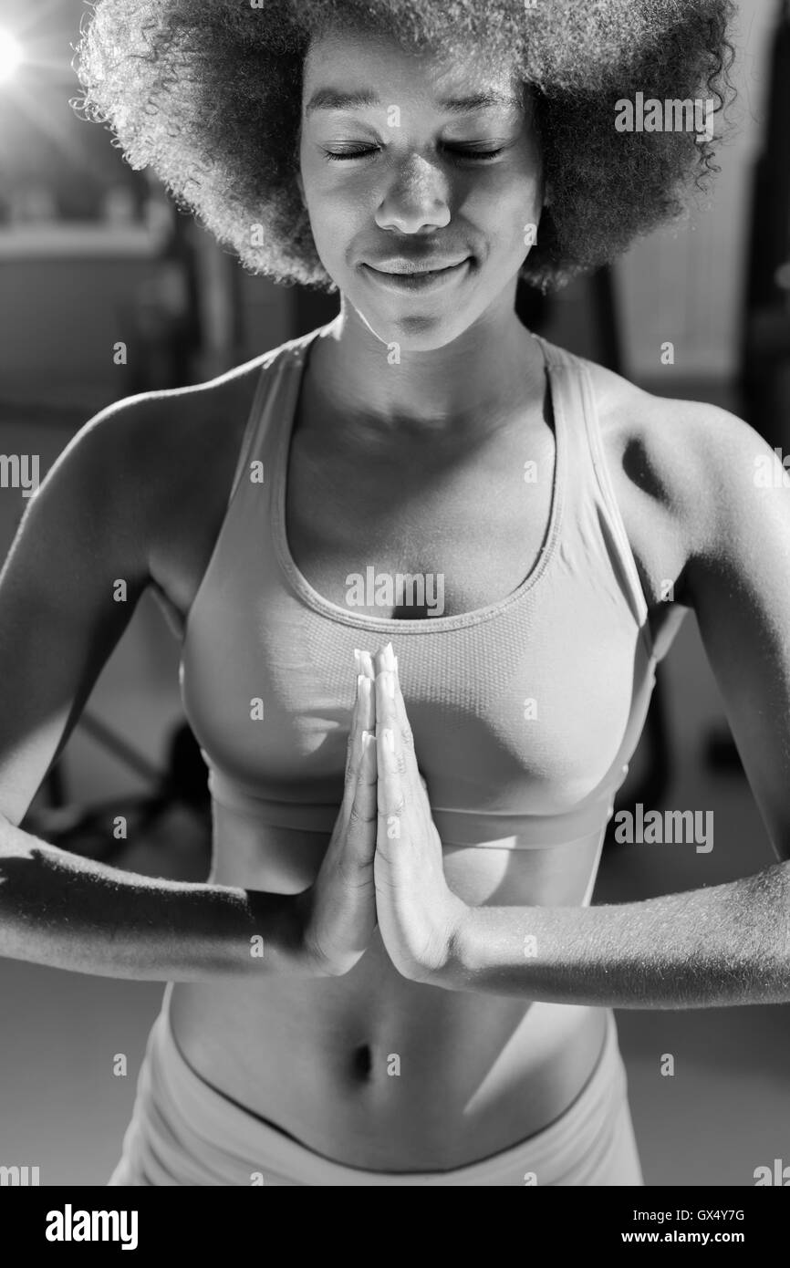 Belles jeunes femmes faire du yoga in gym Banque D'Images