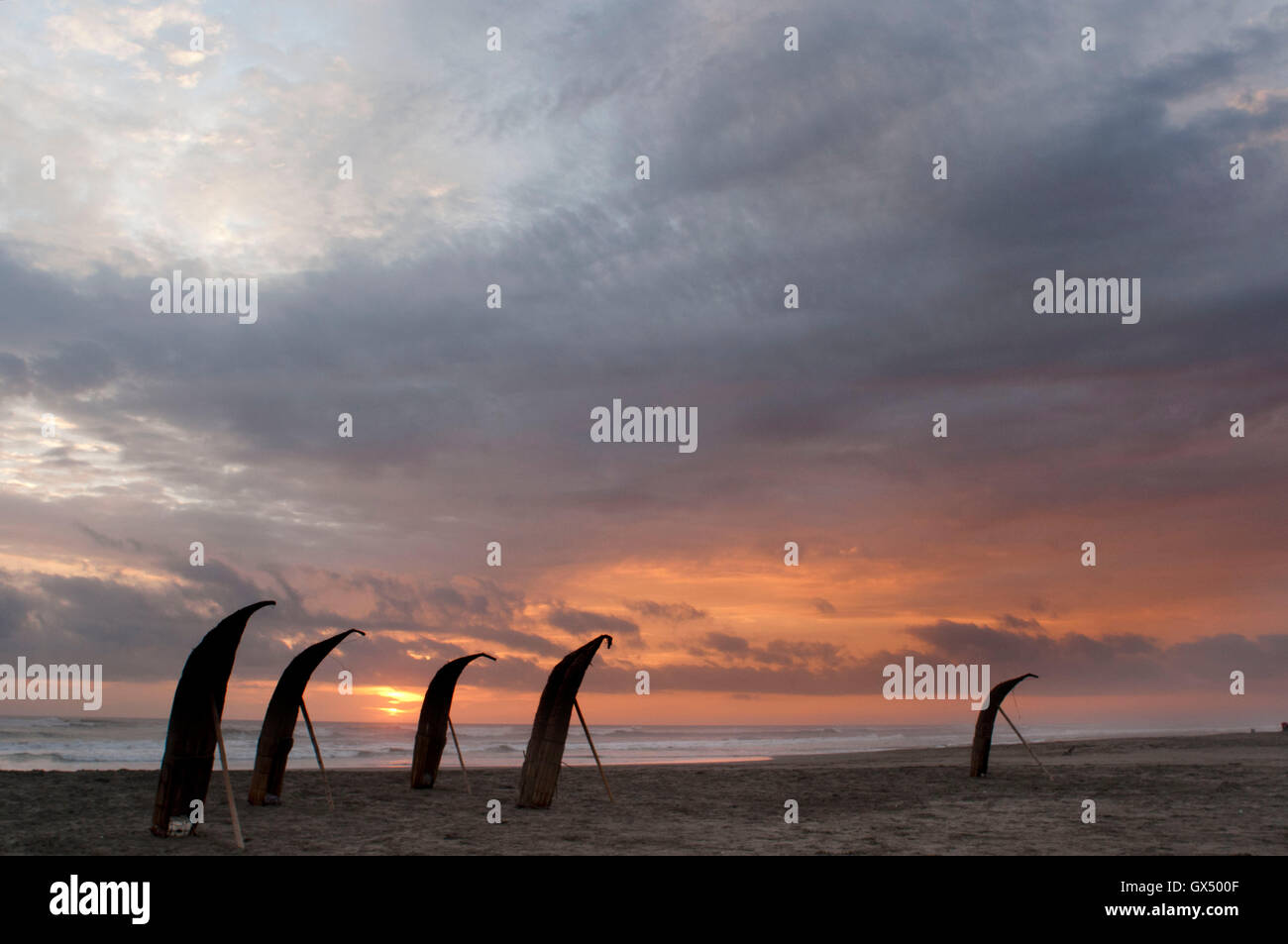 Huanchaco plage, Caballitos de Totora, Reed Bateaux, près de Trujillo, la ville de La Libertad, au Pérou Banque D'Images