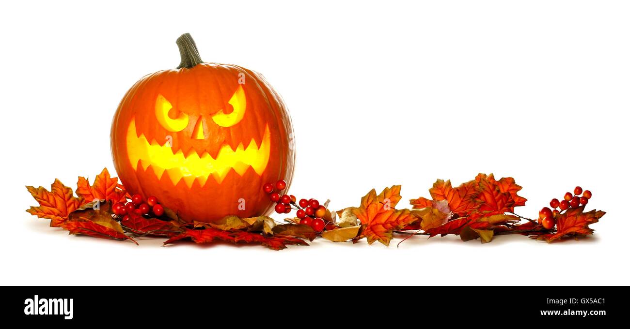 Jack o Lantern Halloween illuminée avec bordure de feuilles d'automne isolé sur fond blanc Banque D'Images