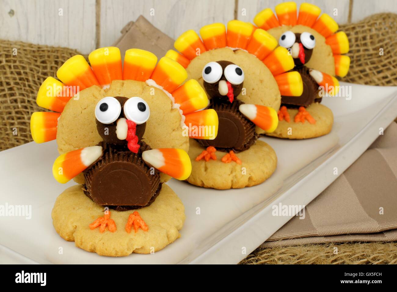 Des cookies en forme de dinde de Thanksgiving sur une plaque Banque D'Images