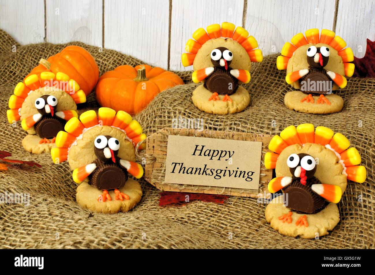 Groupe de la Turquie avec des cookies en forme de joyeux Thanksgiving card sur jute Banque D'Images