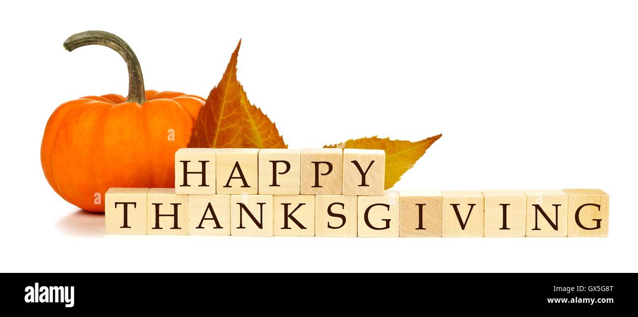 Joyeux Thanksgiving blocs en bois avec la citrouille et les feuilles d'automne isolated on white Banque D'Images