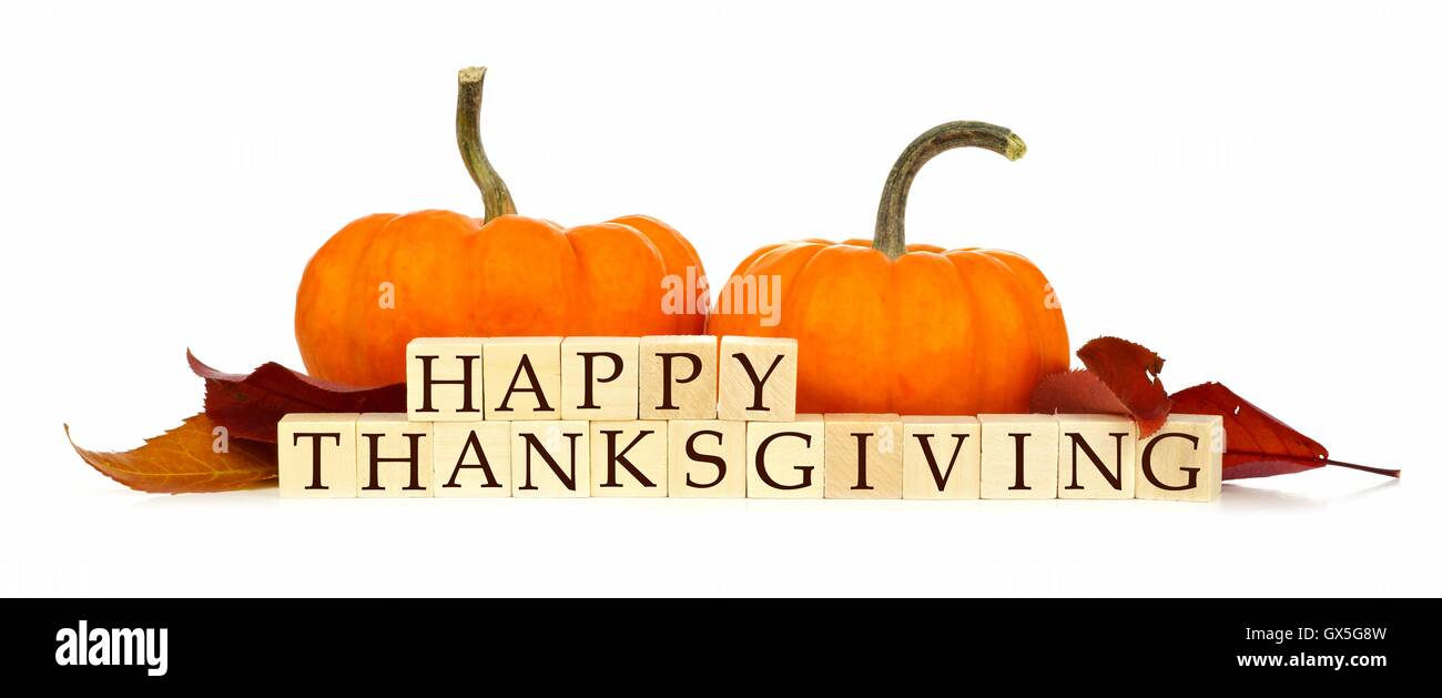 Joyeux Thanksgiving blocs en bois avec les citrouilles et les feuilles d'automne isolated on white Banque D'Images