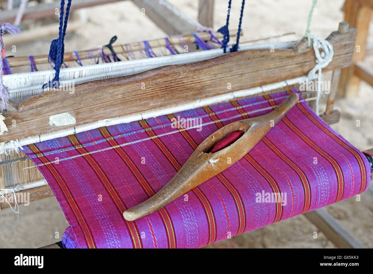 Bobine en bois de la soie sur métier à tisser, le tissage traditionnel de la soie thaïlandaise Banque D'Images