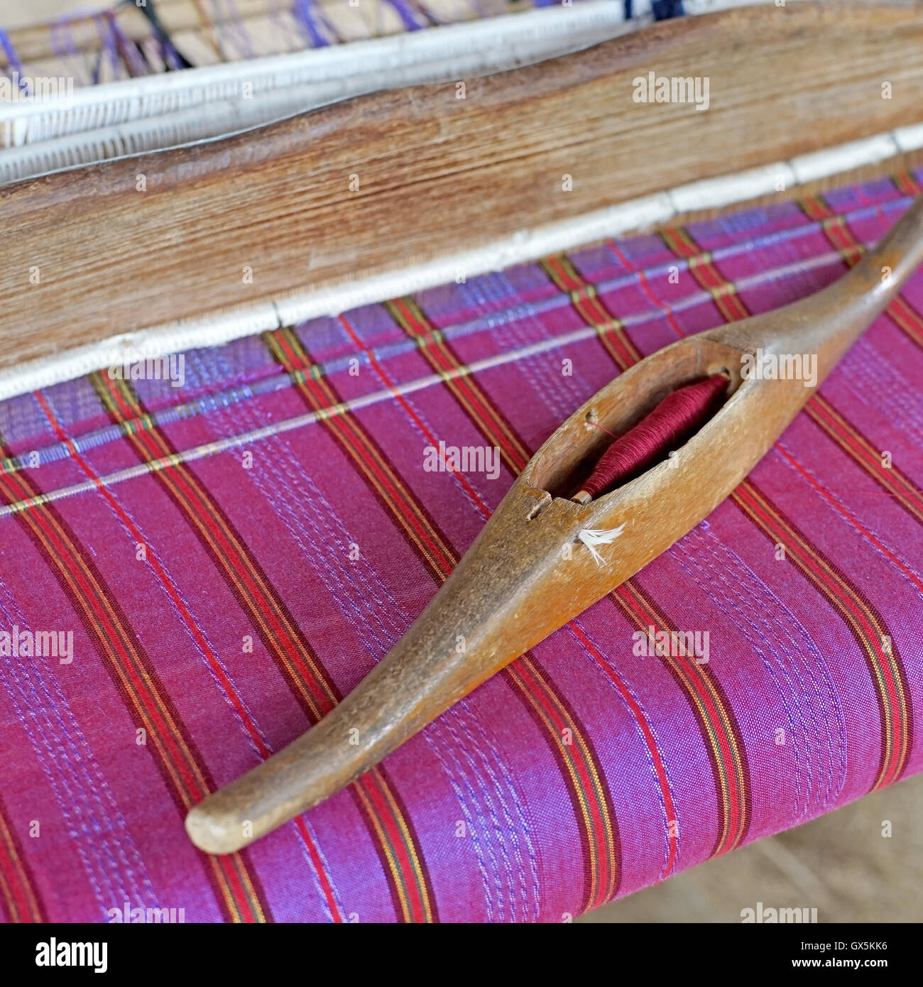 Bobine en bois de la soie sur métier à tisser, le tissage traditionnel de la soie thaïlandaise Banque D'Images