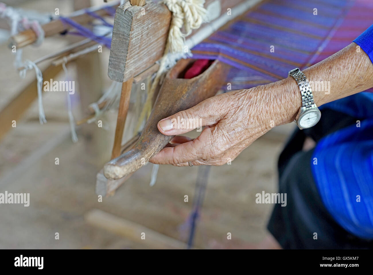 En femme canette, le tissage traditionnel de la soie thaïlandaise Banque D'Images