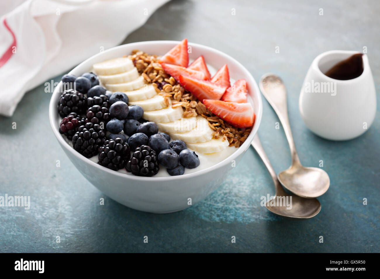 Bol de yogourt à la banane et fruits rouges Banque D'Images