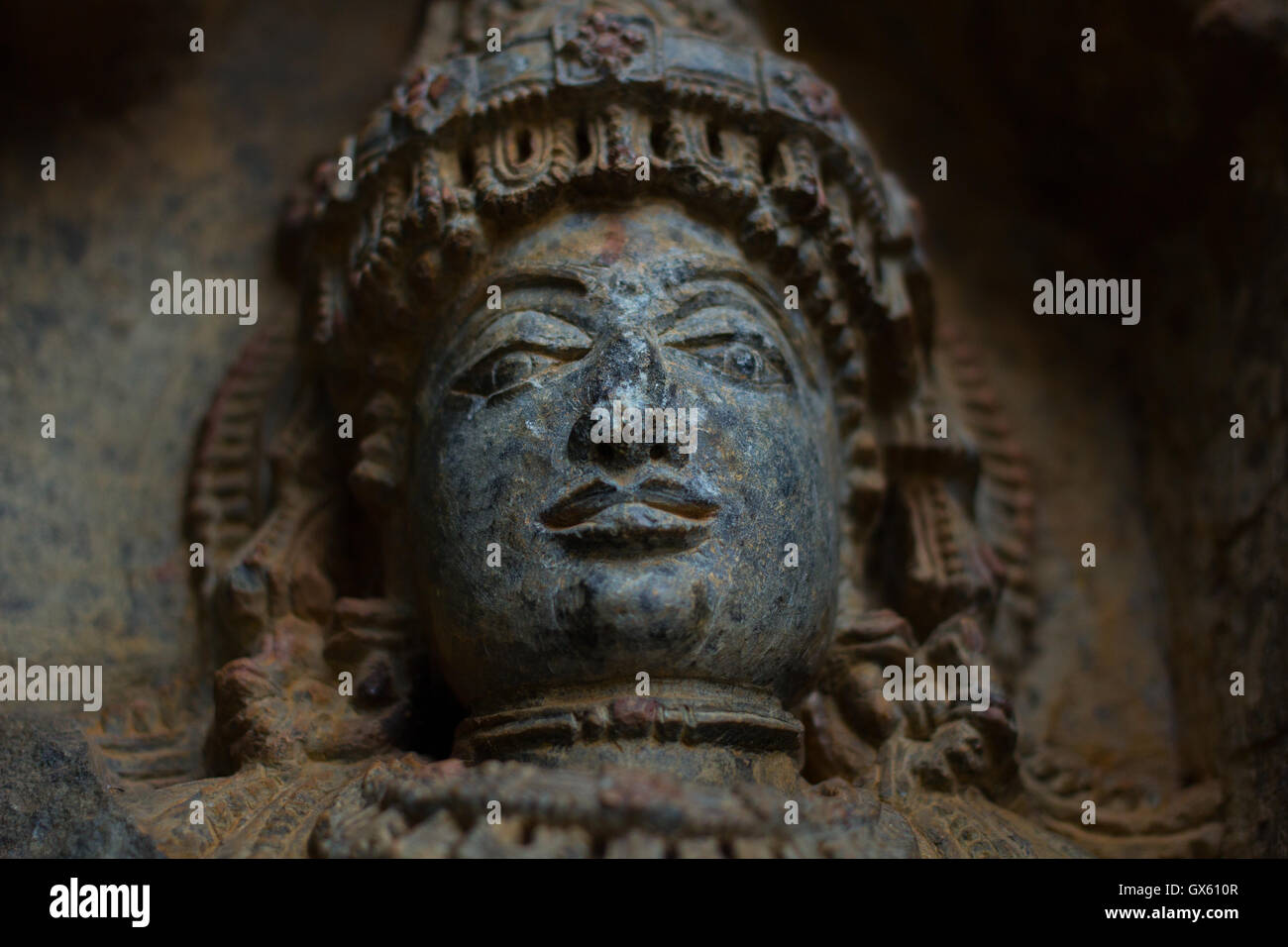 Détruit de la déité face sculpture sur eves culte extra-mur dans le temple de Chennakesava Somanathapura,Karnataka, Inde Banque D'Images