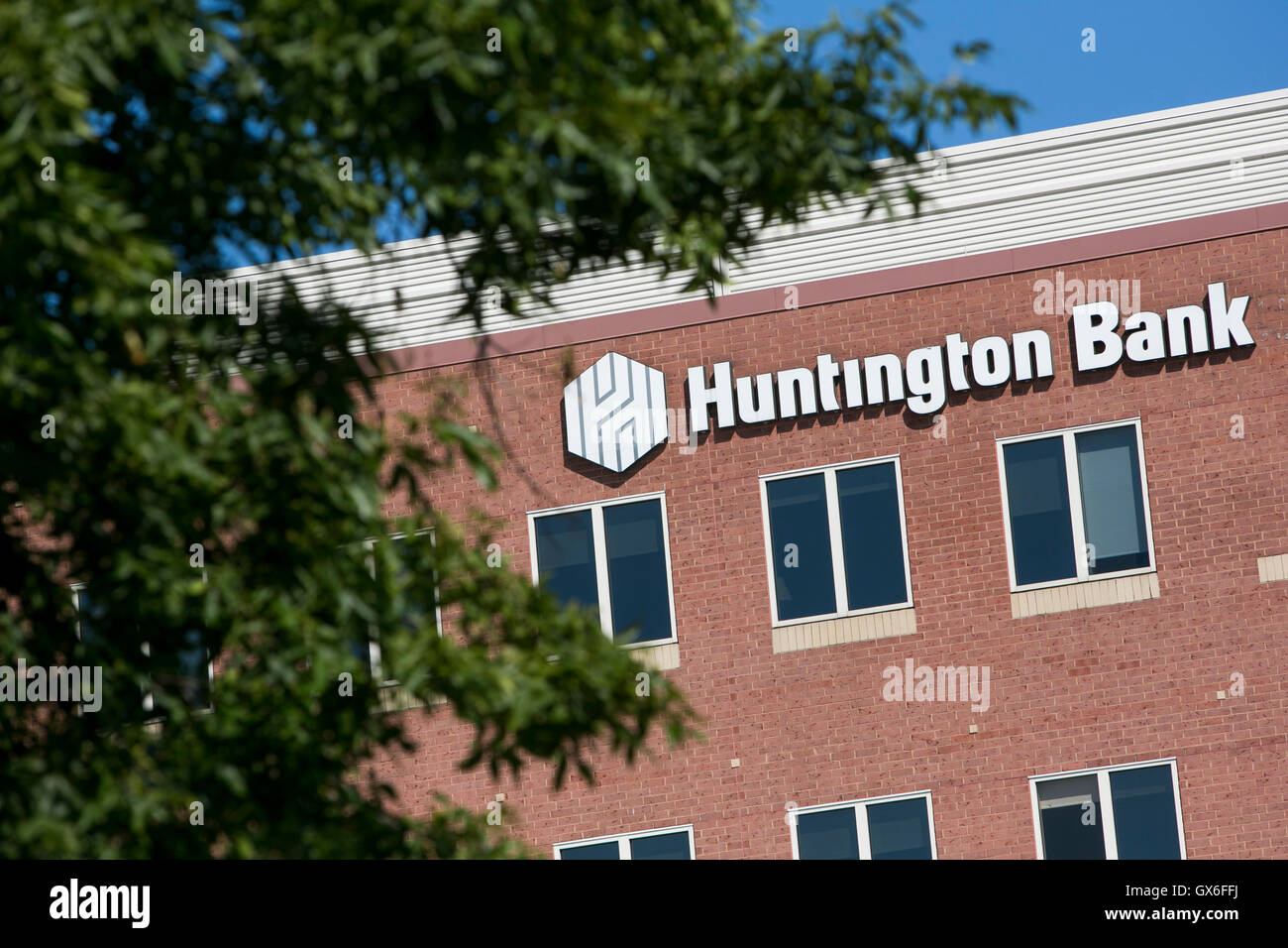 Un logo affiche à l'extérieur du siège de Huntington Bancshares, Inc., à Columbus, Ohio le 23 juillet 2016. Banque D'Images
