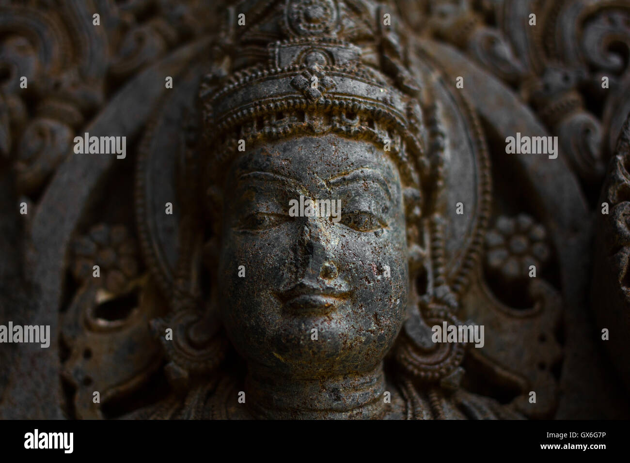 Détruit de la déité face sculpture sur eves culte extra-mur dans le temple de Chennakesava Somanathapura,Karnataka, Inde Banque D'Images