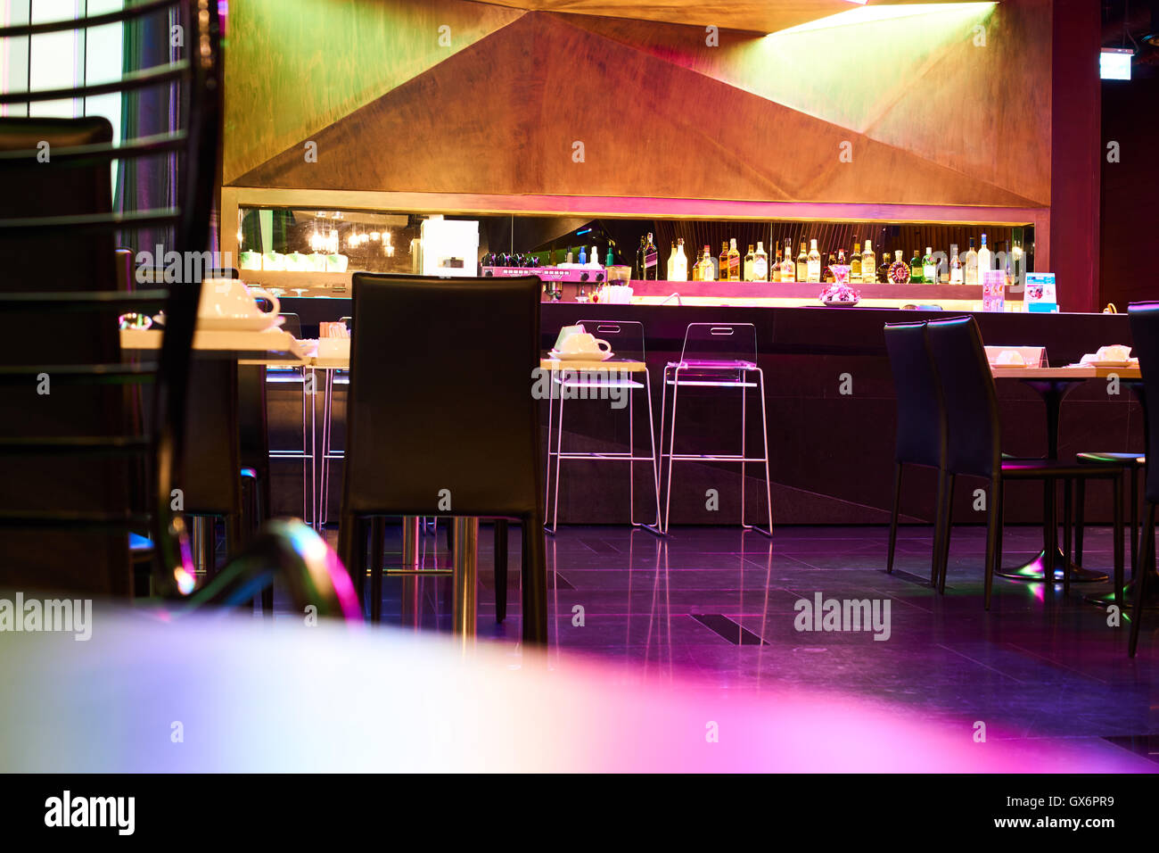 Restaurant de luxe et un bar intérieur avec lumière colorée Banque D'Images