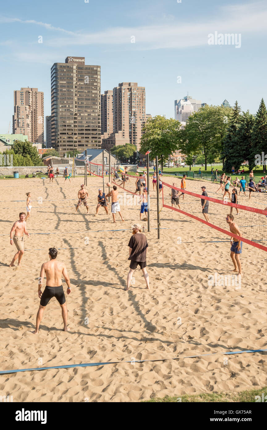 Montréal, CA - 4 septembre 2016 : l'été à Montréal. Les gens ont du plaisir à jouer au volley-ball dans le Parc Jeanne Mance. Banque D'Images