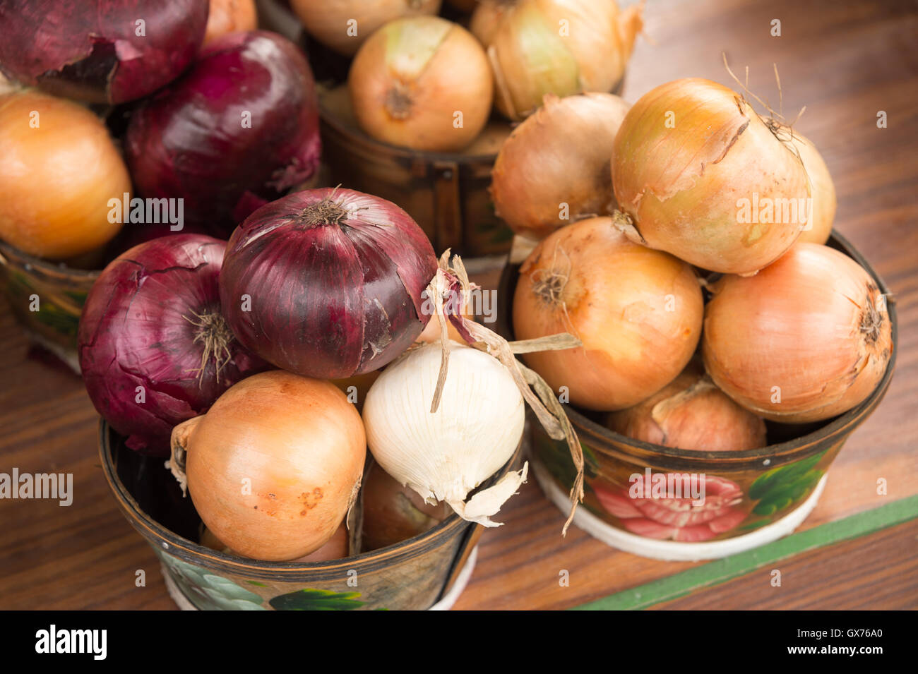 Différents types d'oignons dans des paniers au marché Banque D'Images