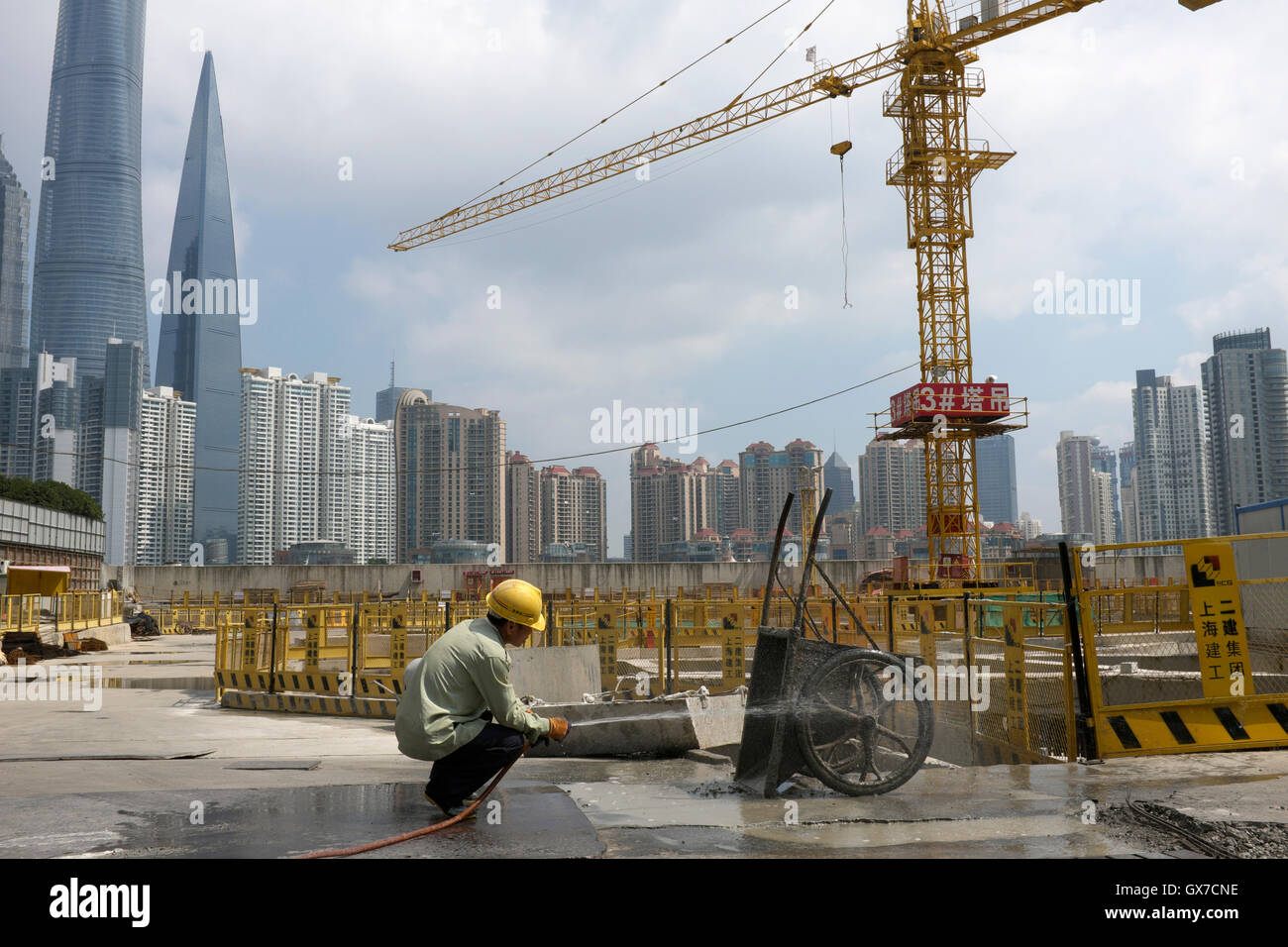 Travailleur chinois travaille dans un chantier de construction à Shanghai, Chine. 12-Sep-2016 Banque D'Images
