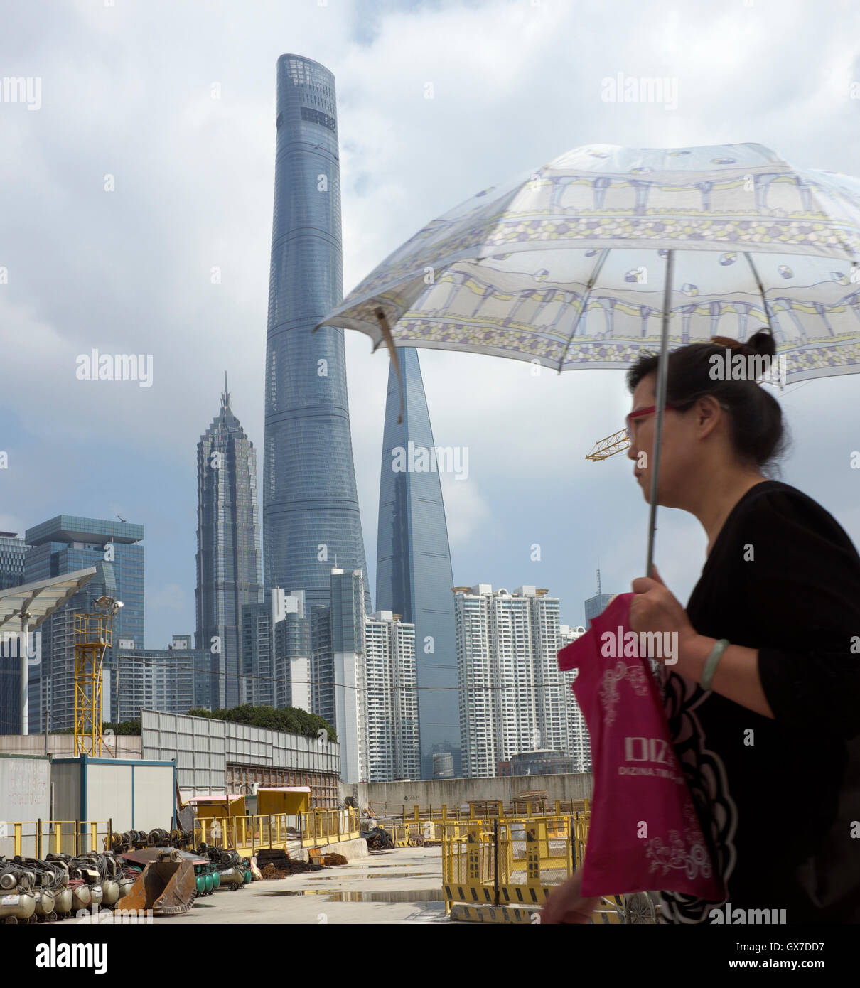 Une femme chinoise marche dernières gratte-ciel de Pudong à Shanghai, Chine. 12-Sep-2016 Banque D'Images