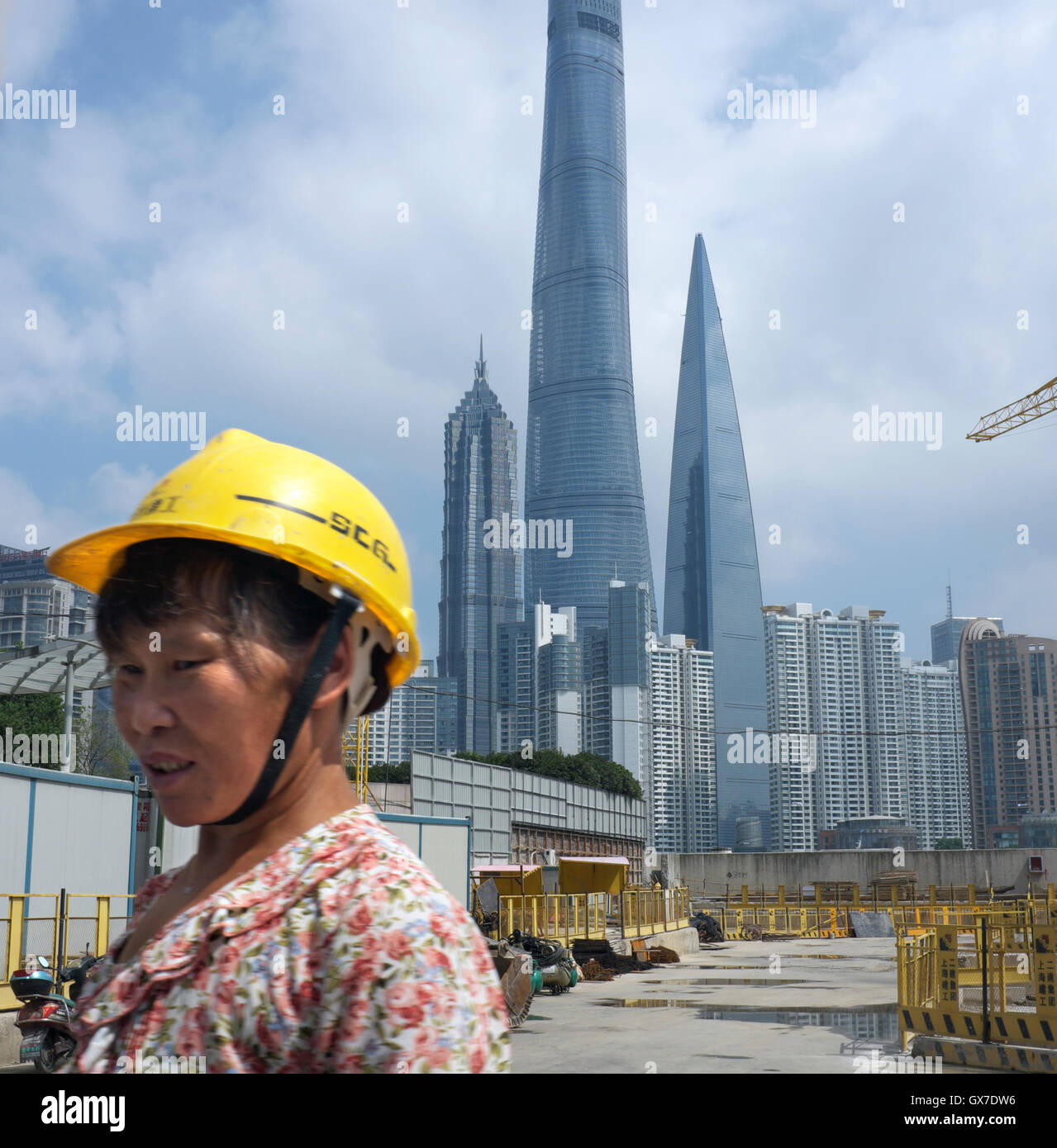Un travailleur féminin travaille dans un chantier de construction à Shanghai, Chine. 12-Sep-2016 Banque D'Images