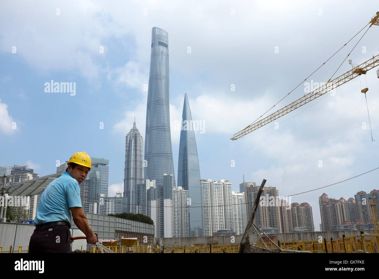 Un homme travaille dans un chantier de construction à Shanghai, Chine. 12-Sep-2016 Banque D'Images