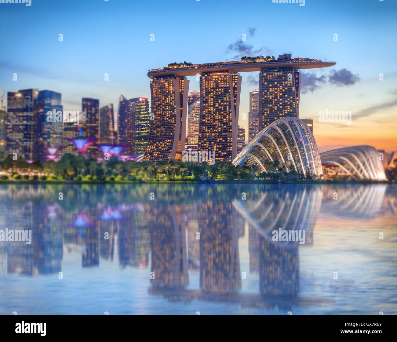 Singapour de nuit lumineux Banque D'Images
