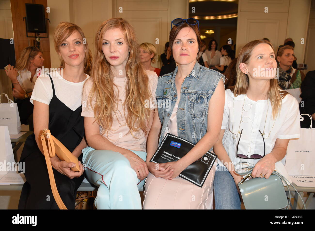 Mercedes-Benz Fashion Week Spring/Summer 2017 Berlin Kronprinzenpalais - Malaikaraiss - Arrivées et Front Row comprend : Heike Makatsch, Pheline Roggan, Fritzi Haberlandt, Aino Laberenz Où : Berlin, Allemagne Quand : 28 Oct 2016 Banque D'Images