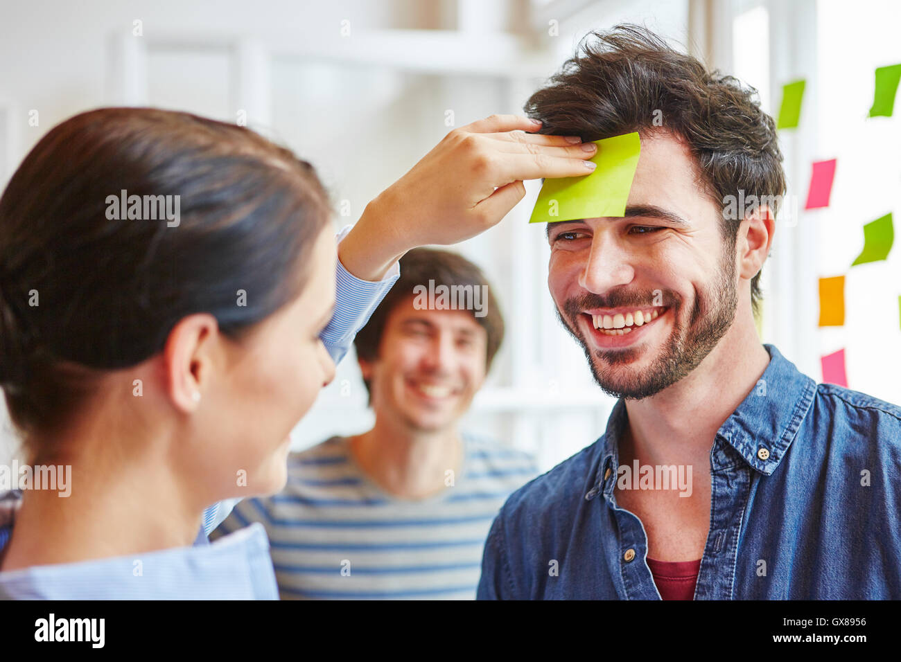 L'équipe d'étudiants au cours de l'exercice formation séminaire team building Banque D'Images