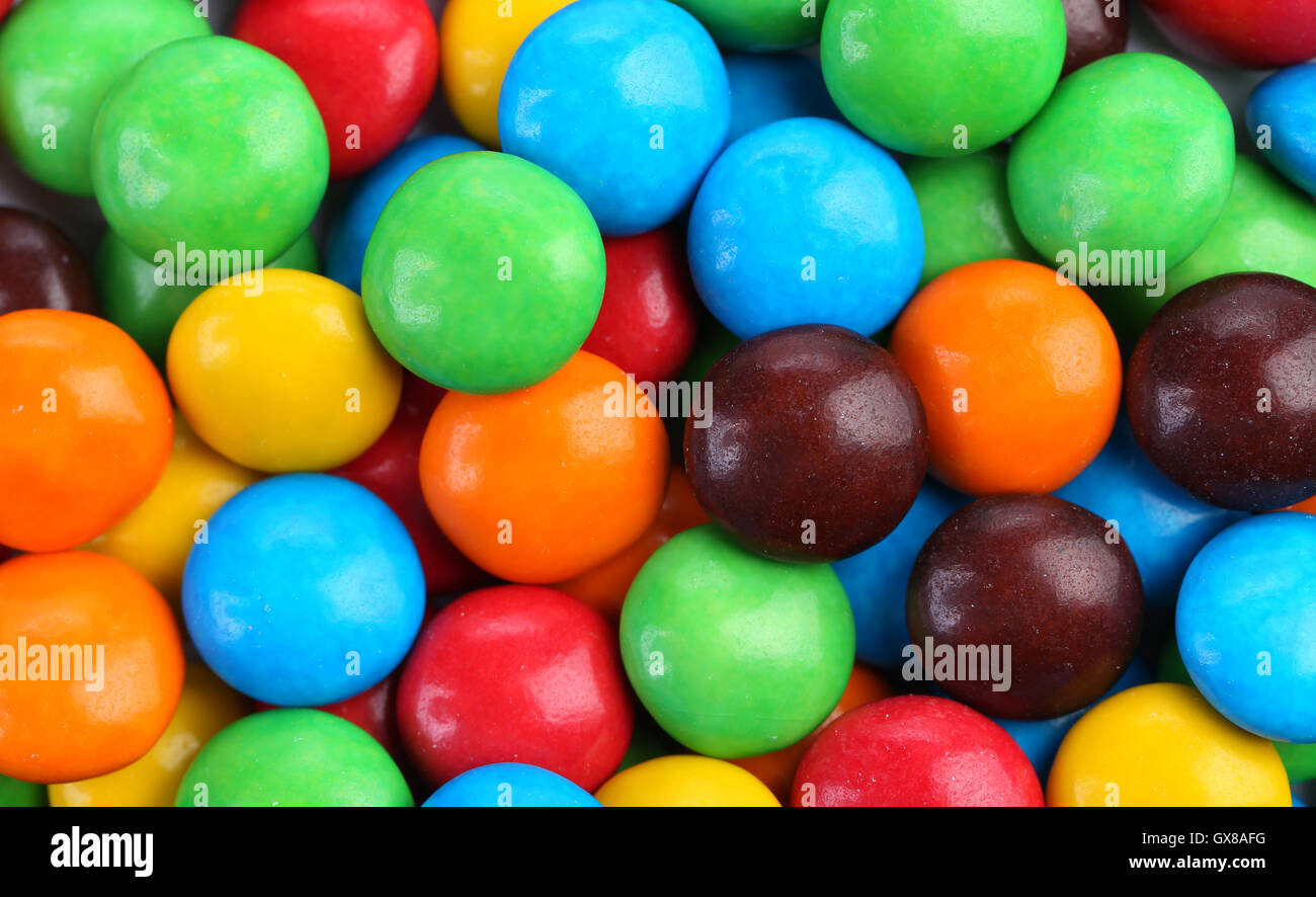 Pastilles de chocolat avec des bonbons de couleurs de revêtement Photo  Stock - Alamy