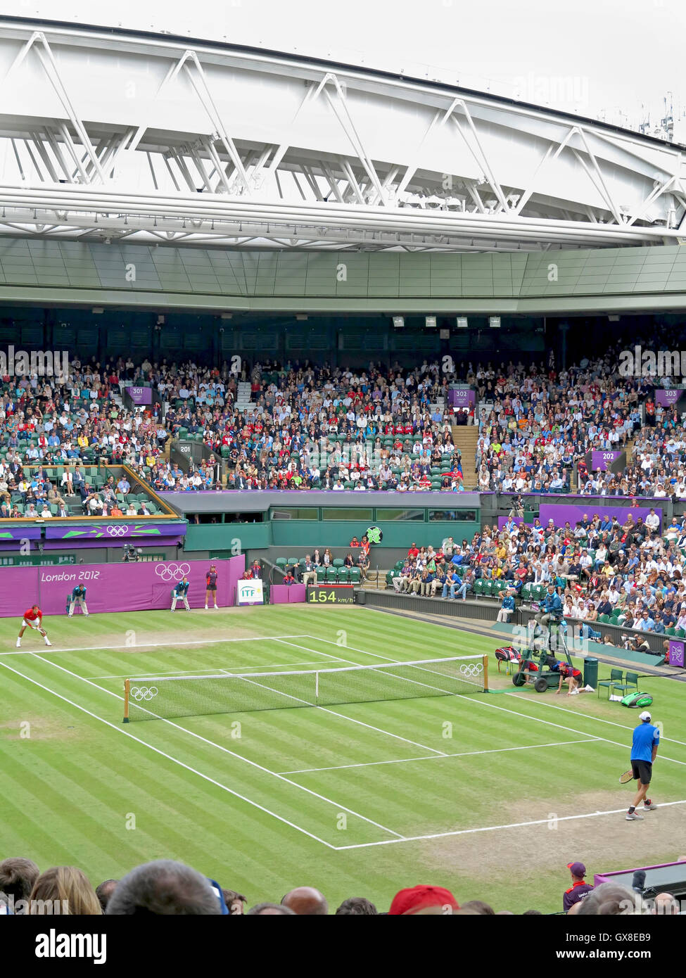 Wimbledon, Angleterre. 2 août 2012. Roger Federer et John Isner lors de leurs matchs en simple aux Jeux olympiques de cet été à Londres Banque D'Images
