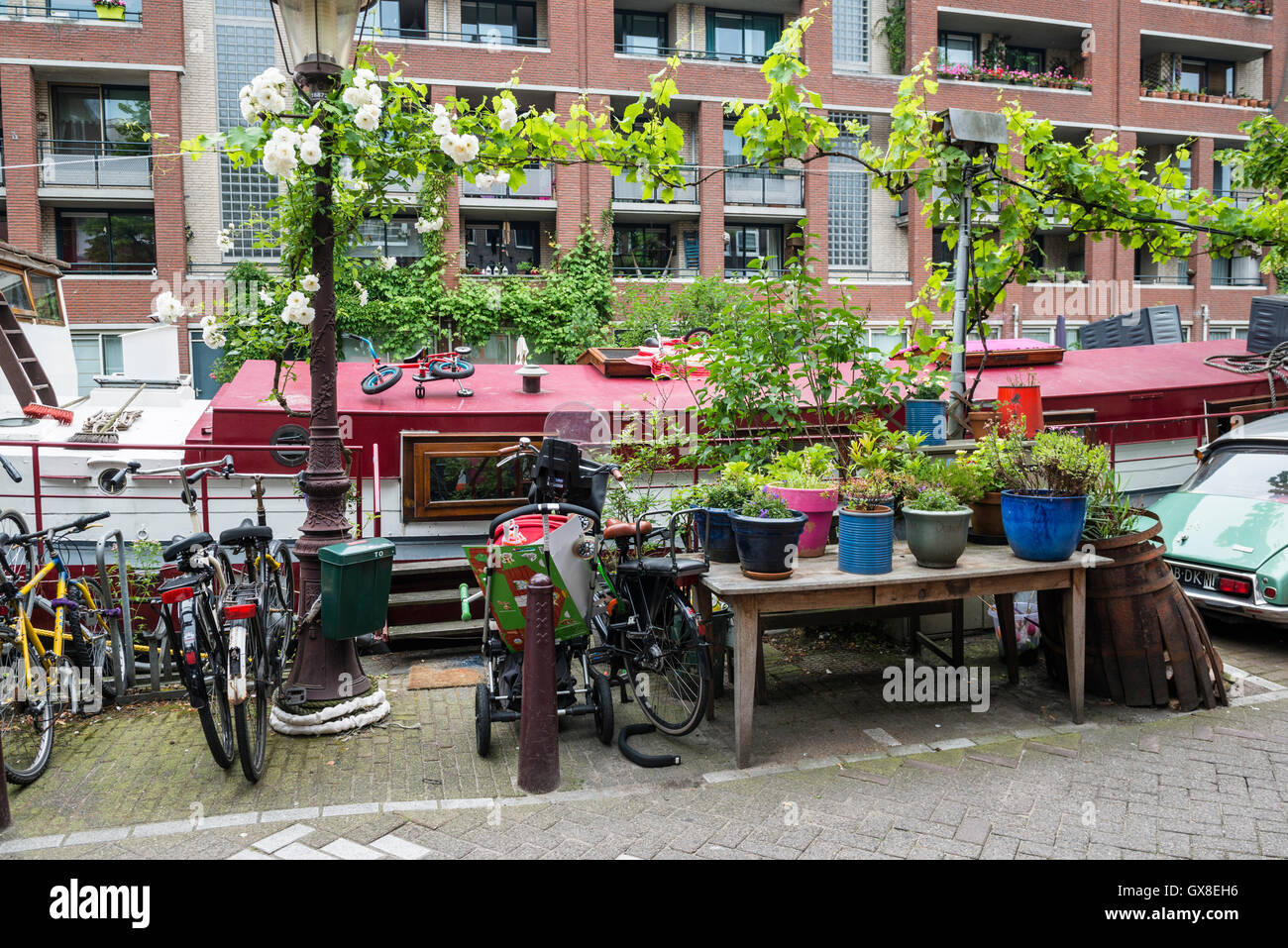 Lijnbaansgracht dans le quartier Jordaan. Bateaux-maison sont la doublure de canal devant de nouveaux appartements sur la Marnixstraat. Banque D'Images