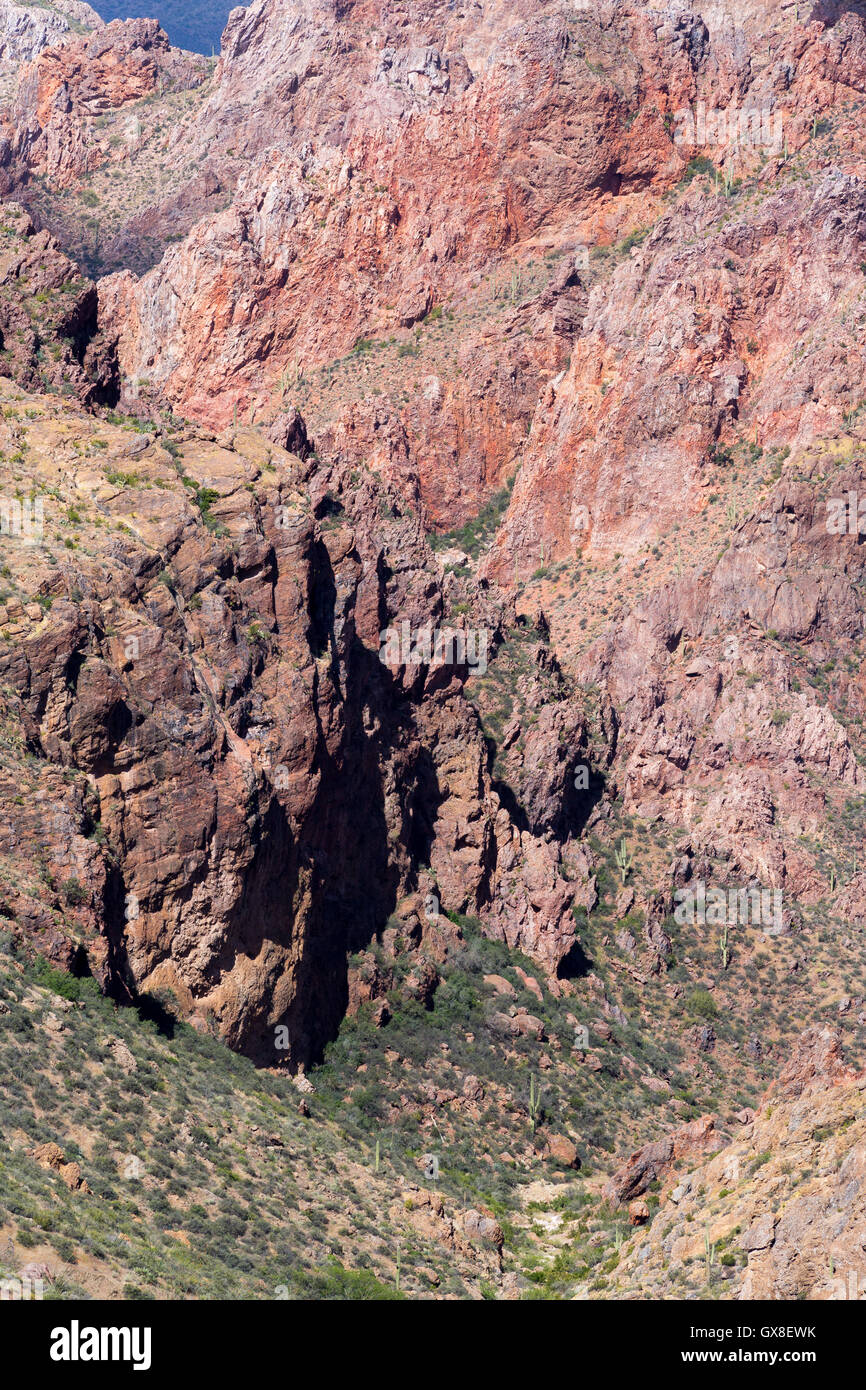 Grand vitrail d'affleurements rocheux avec des minéraux de la création d'un paysage coloré et rocky résumé. Gila River Canyons, Arizona Banque D'Images