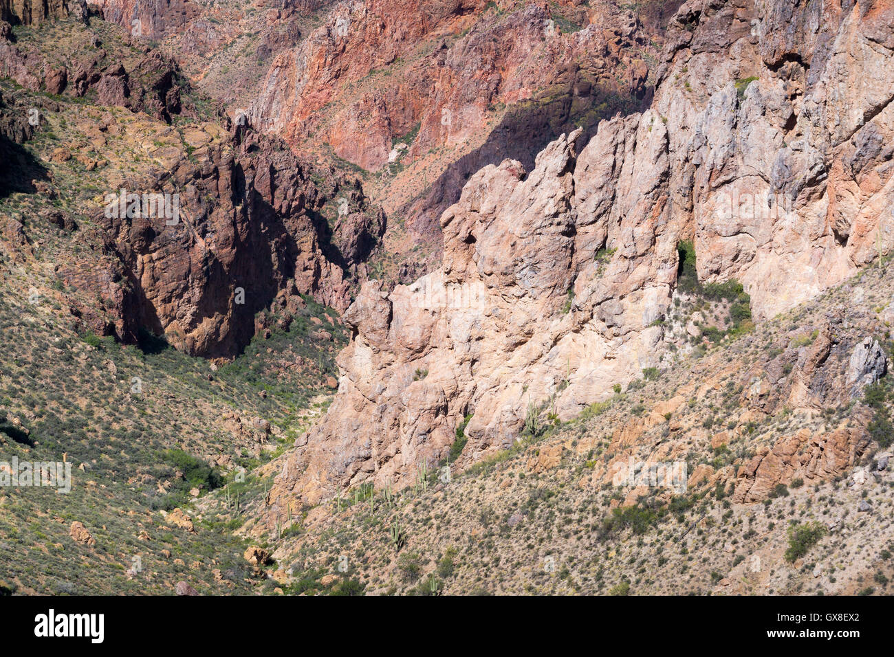 Grand vitrail d'affleurements rocheux avec des minéraux de la création d'un paysage coloré et rocky résumé. Gila River Canyons, Arizona Banque D'Images