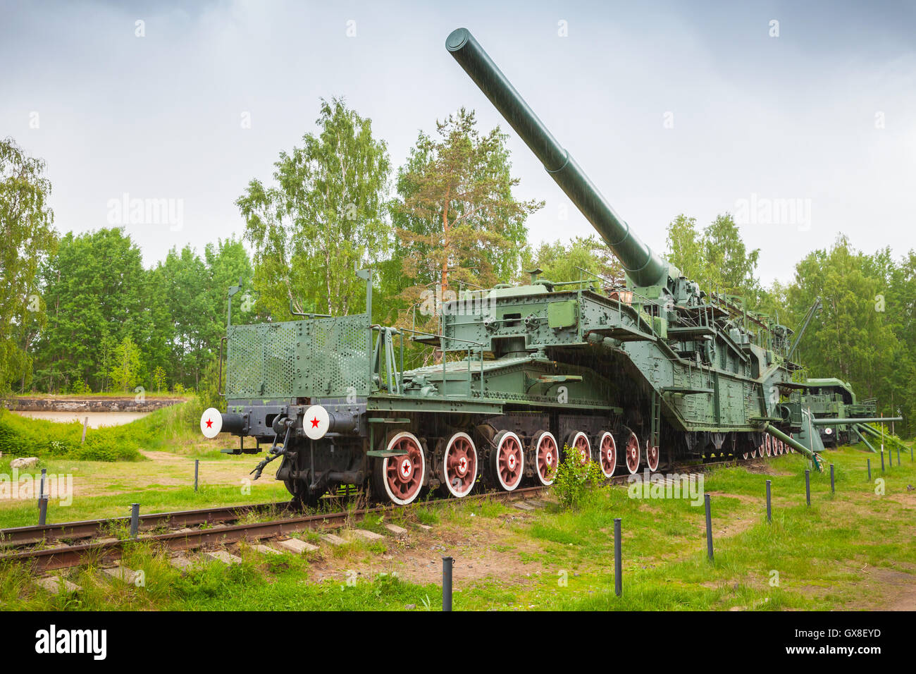 Monument historique soviétique à fort Krasnaya Gorka, la Russie. 305 mm canon de fer de guerre Banque D'Images