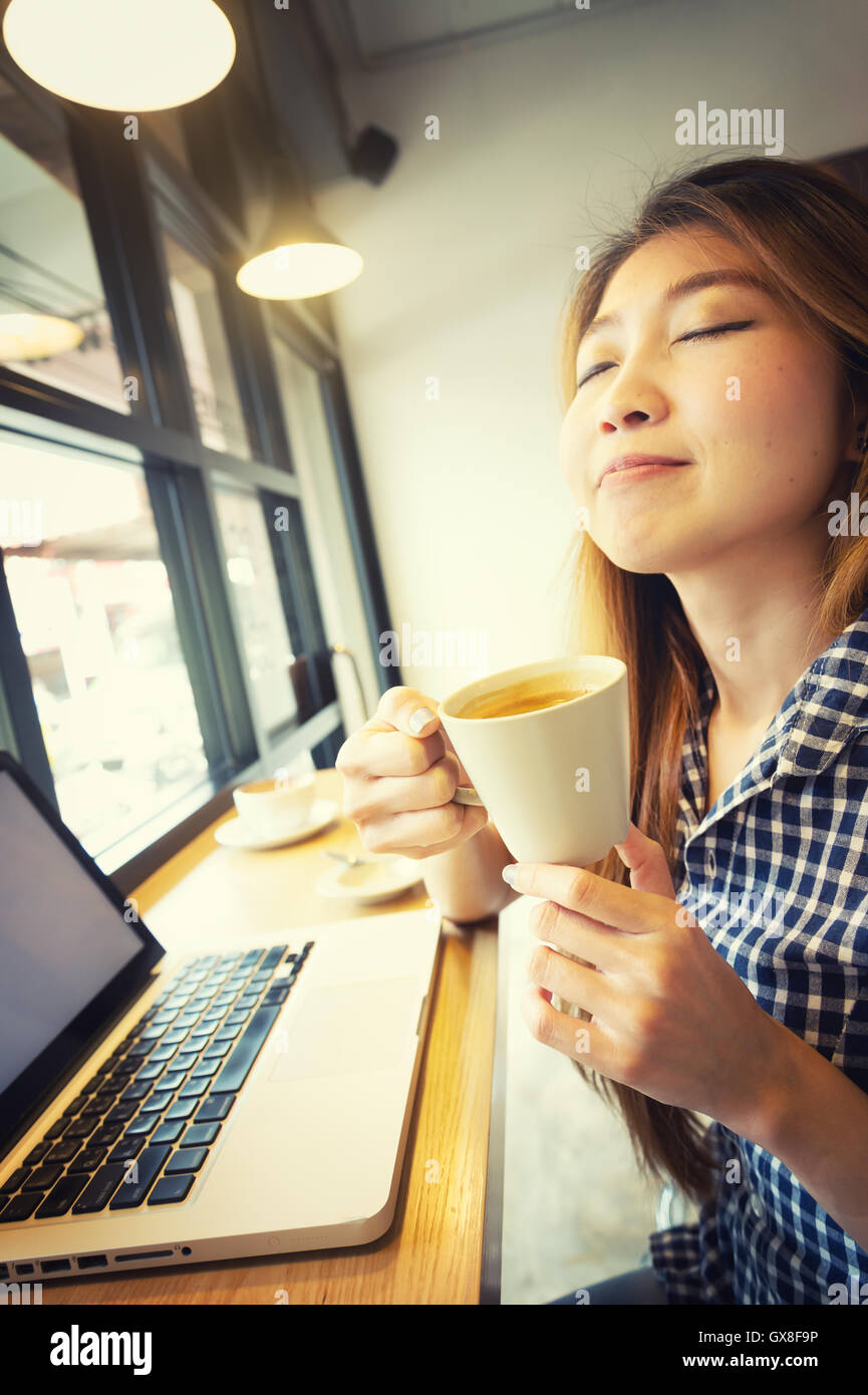 Woman with laptop and cup. Vacances concept, effet vintage Banque D'Images
