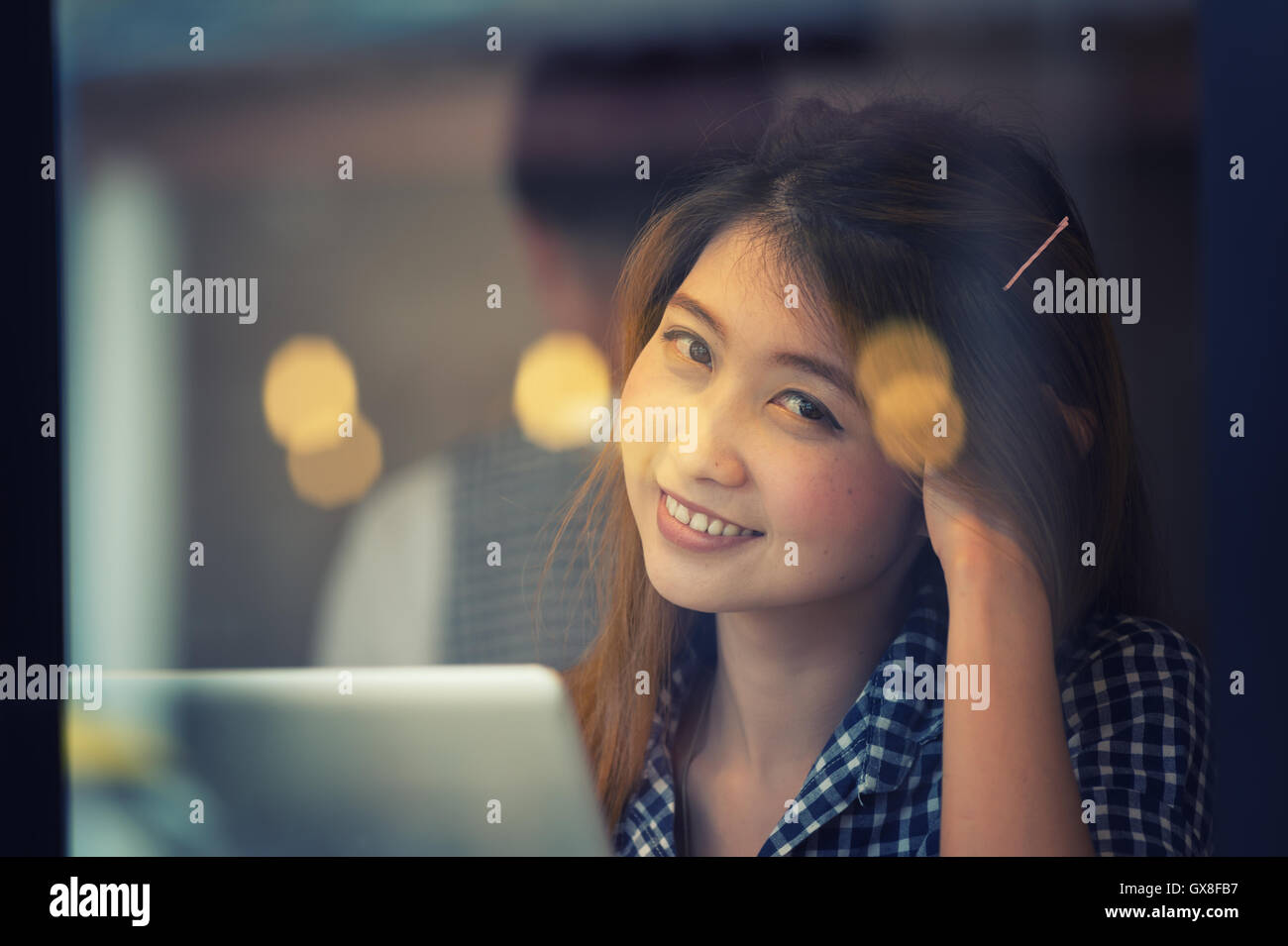 Asie sourire femme assis à table bar détendez-vous sur les jours de vacances , concept. Banque D'Images