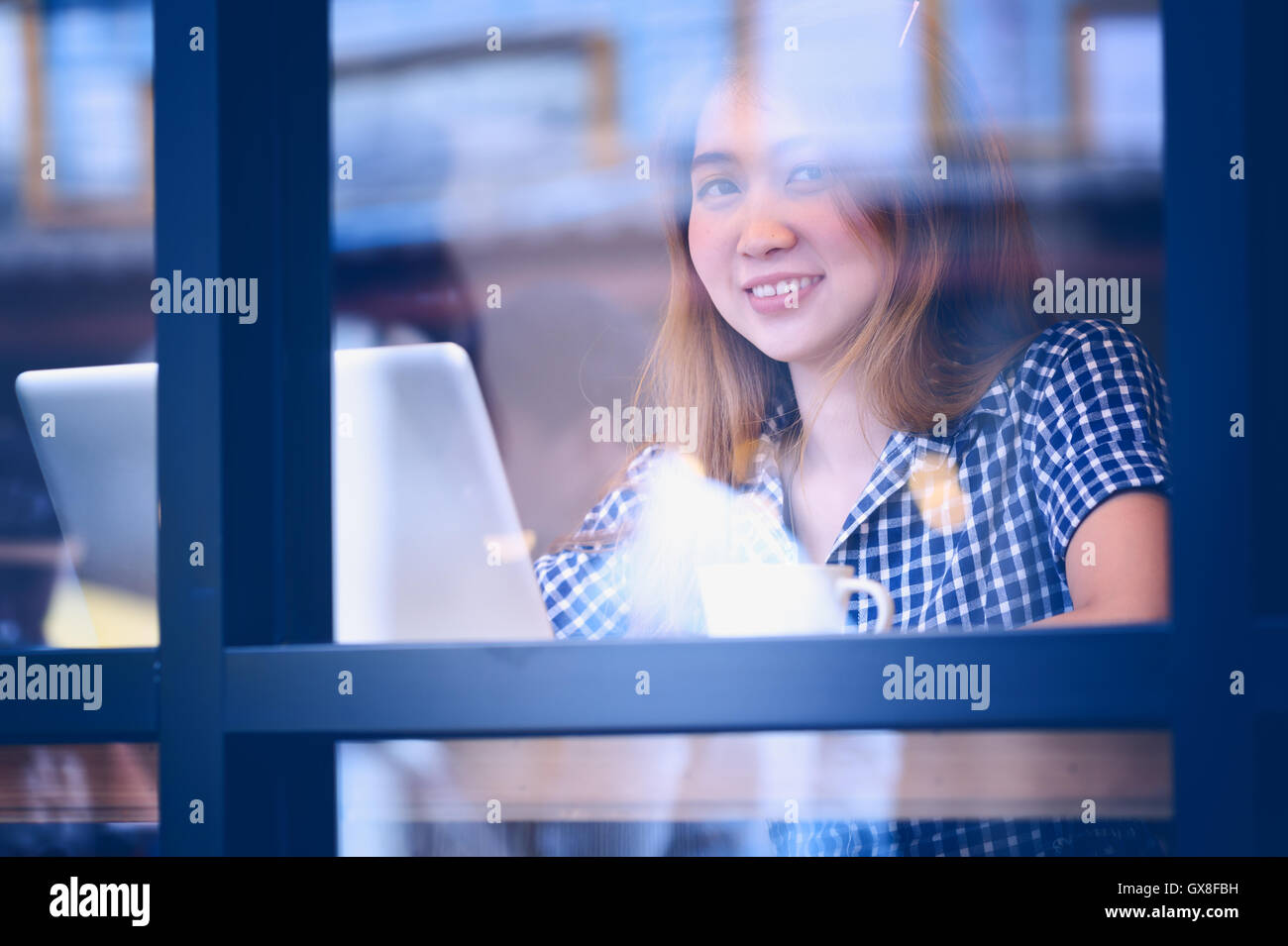 Asie sourire femme assis à table bar détendez-vous sur les jours de vacances , concept. Banque D'Images