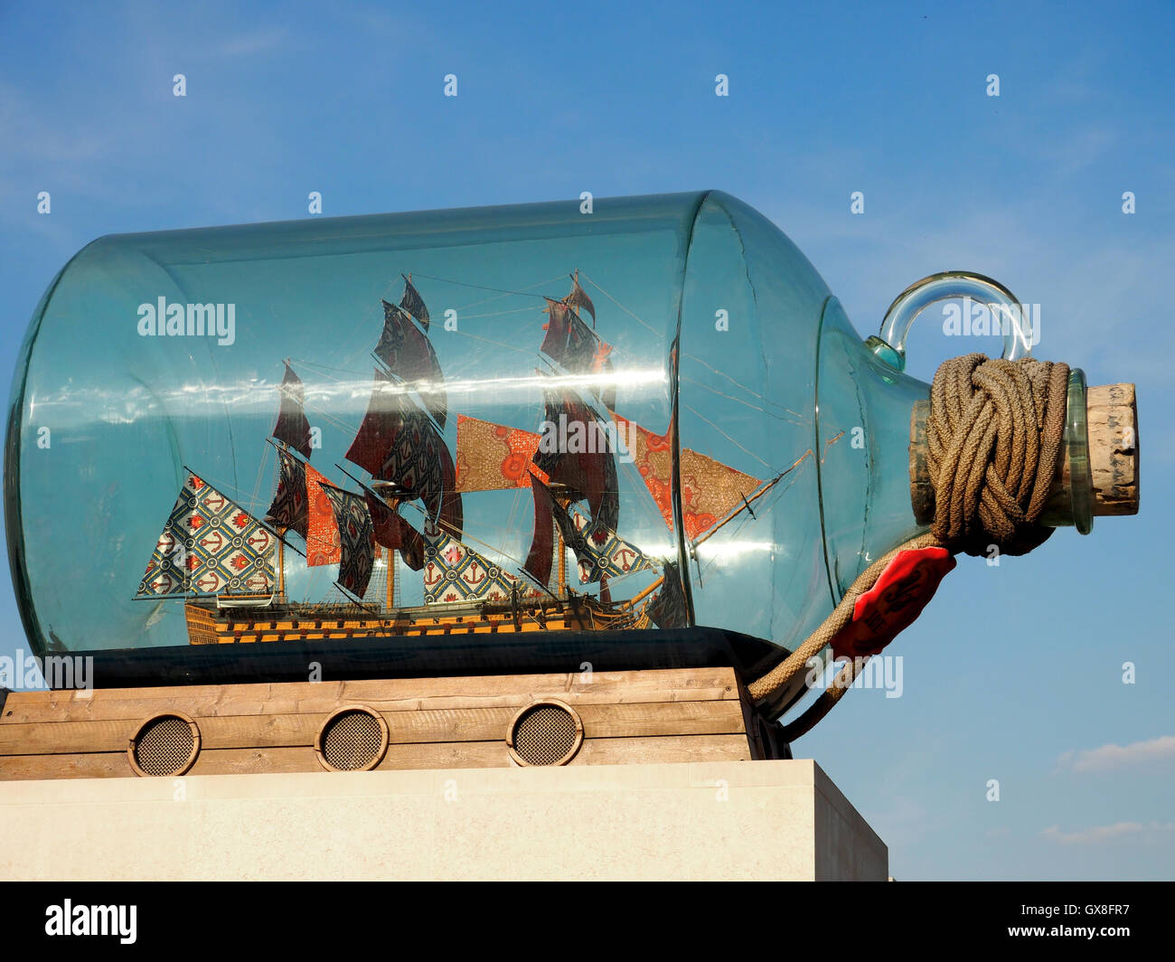 Bateau dans une bouteille avec un 1:30 réplique grandeur nature du HMS Victory à l'extérieur du National Maritime Museum, Greenwich, London, England Banque D'Images