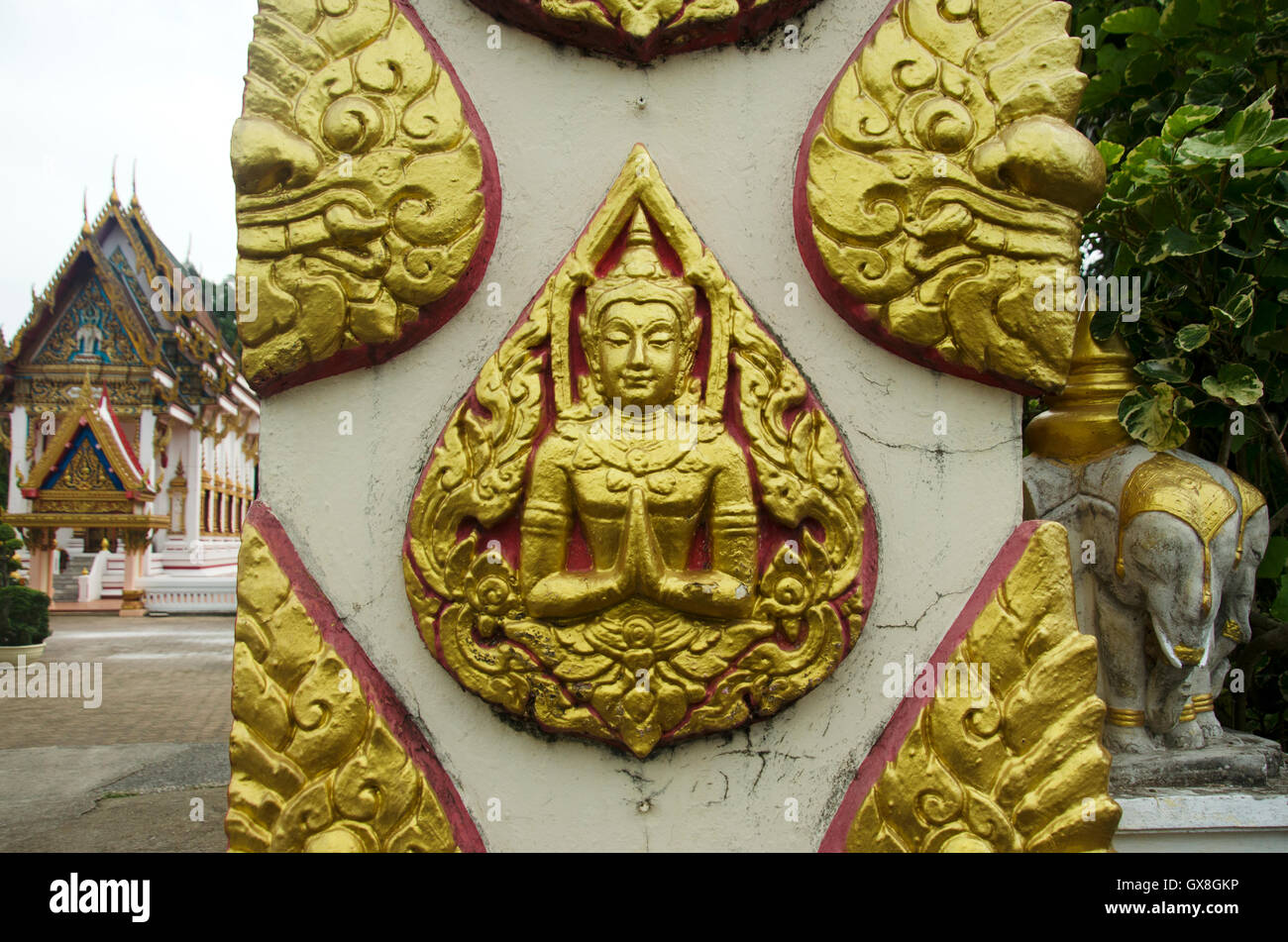 Sculpture de la sculpture et de l'ange à la porte de Wat Chang Hai Ratburanaram Luang Pu Thuat à Pattani provinces du sud de la Thaïlande Banque D'Images