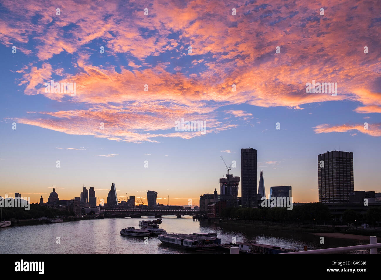 Le lever du soleil sur la ville de Londres et de la Tamise, Londres, Angleterre, Royaume-Uni Banque D'Images