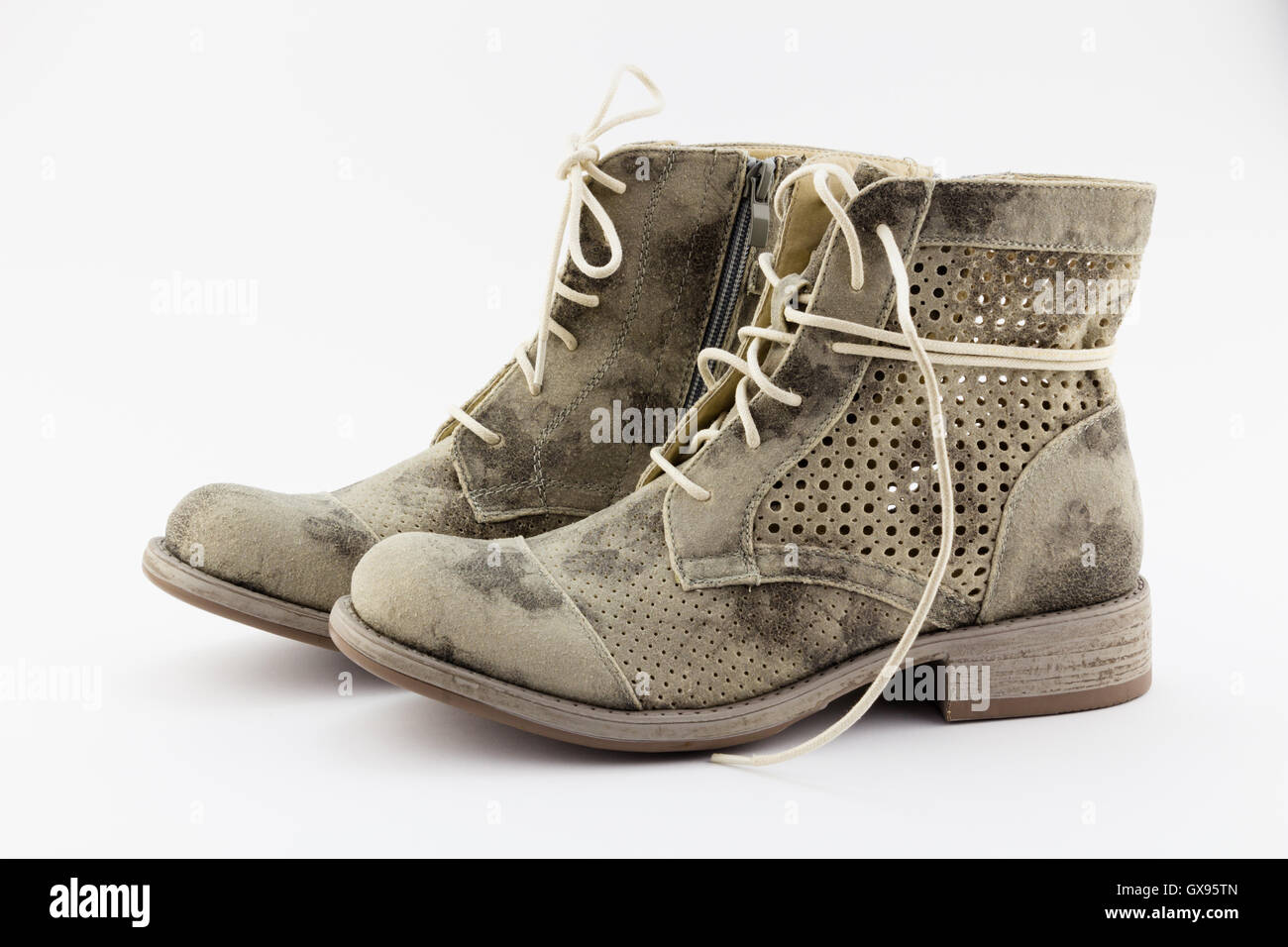 Paire de edgy femelle gris bottes en daim télévision prises en studio sur fond blanc Banque D'Images