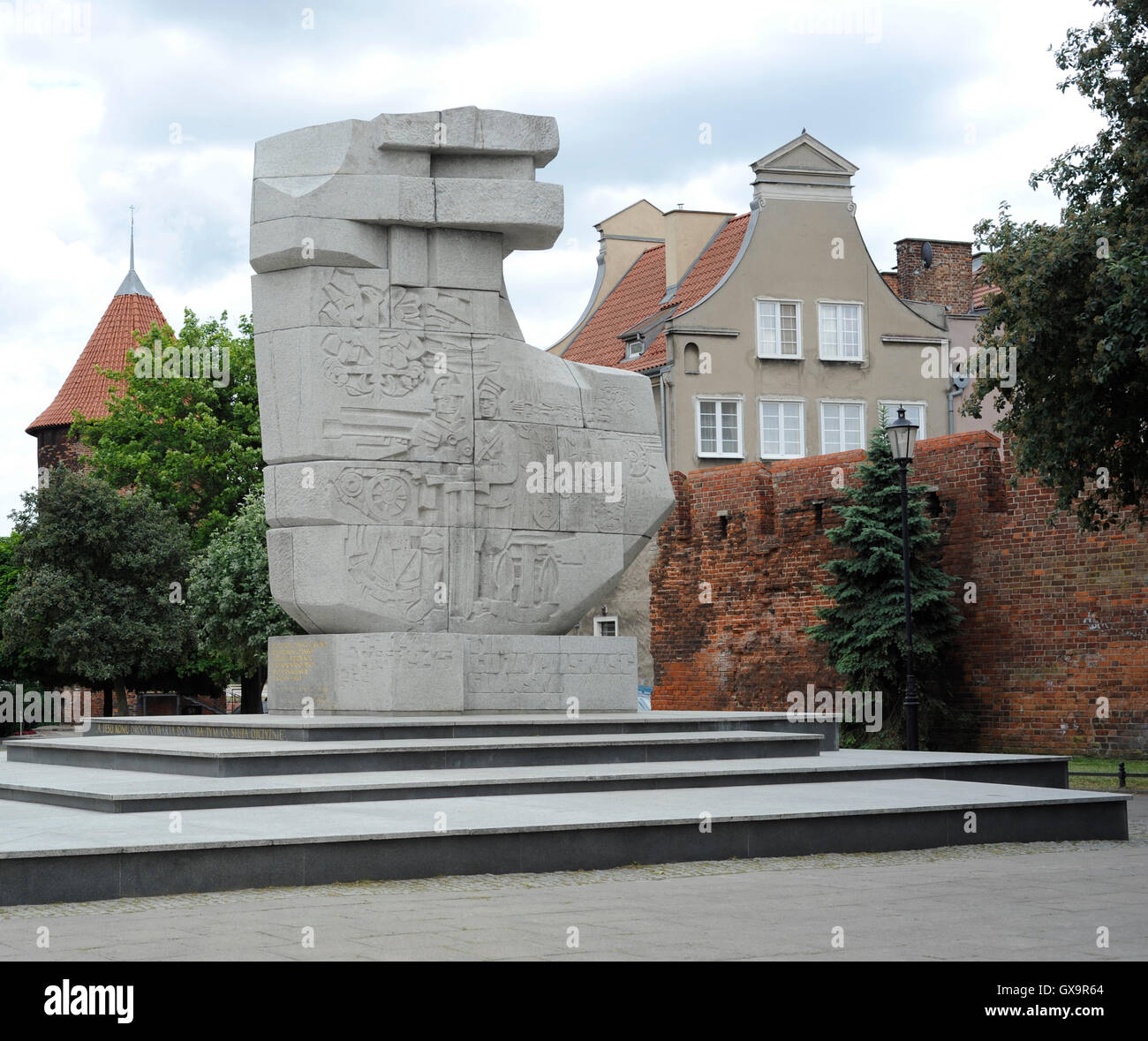 La Pologne. Gdansk. Monument à ceux qui sont tombés dans un combat pour le caractère polonais dans la période du massacre de Gdansk, 1308, jusqu'à la fin de la Seconde Guerre mondiale. Érigée en 1969 par Wawrzyniec Samp (b. 1939) et Wieslaw Pietron (b. 1934) et symbolise une hache fichée en terre. Podwale Staromiejskie carré en rue. Banque D'Images