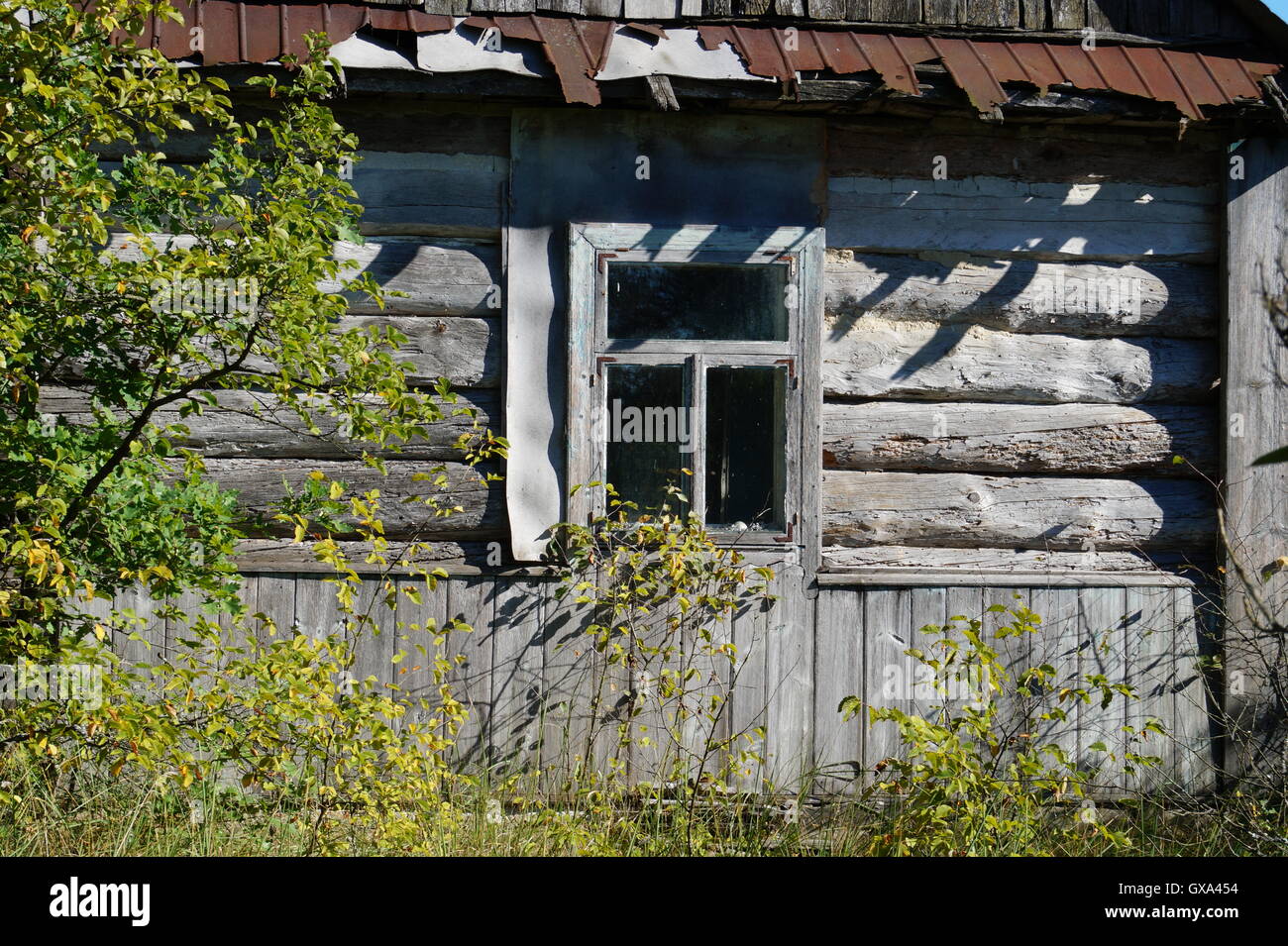 Ancienne ferme en bois désertés. Banque D'Images