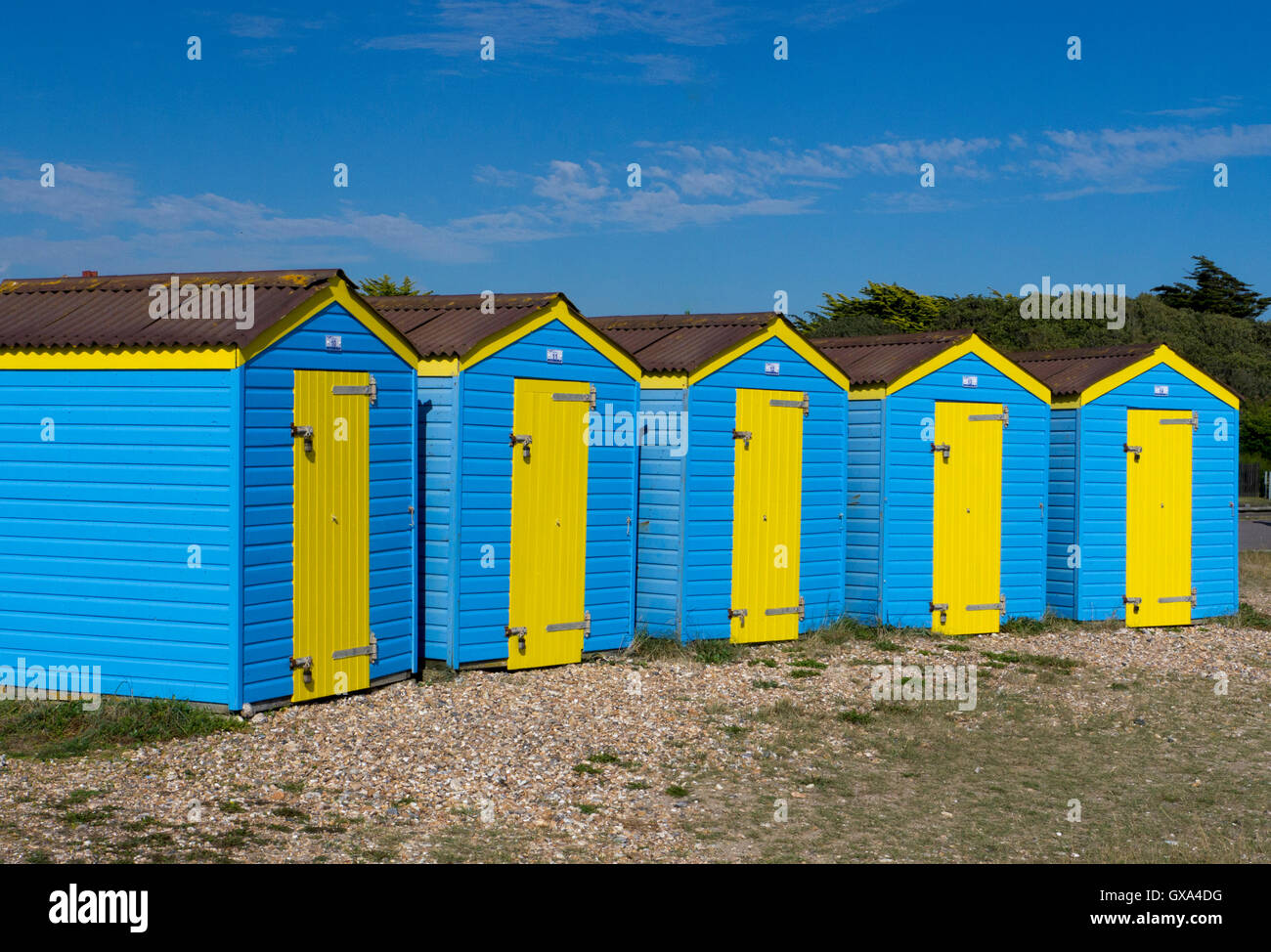 Rangée de cabines de plage bleu avec des portes jaunes Banque D'Images