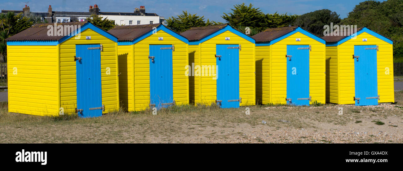 Rangée de cabines de plage plage jaune aux portes bleues Banque D'Images