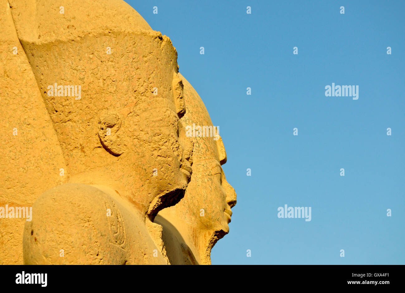 Des statues colossales à cour de cachette de Cité parlementaire d'Amon-Rê, le Temple de Karnak, Louxor, Egypte Banque D'Images