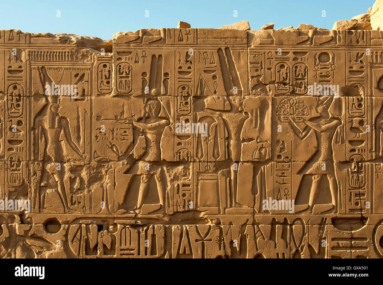 Avec des reliefs muraux d'hiéroglyphes, de la Cité parlementaire d'Amon-Rê, le Temple de Karnak, près de Louxor, Égypte Banque D'Images