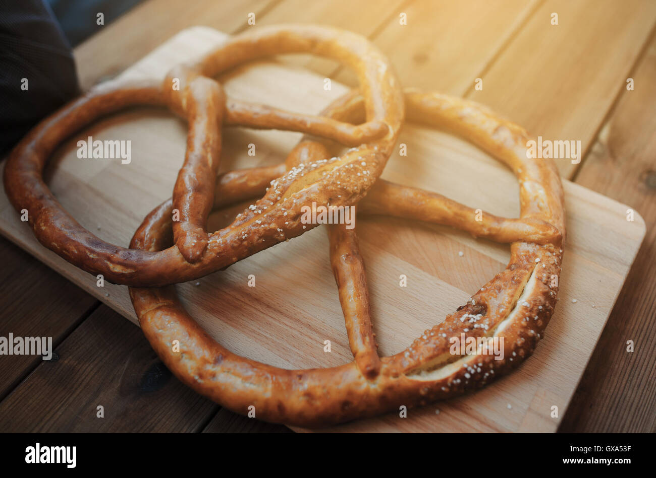 Close up de deux bretzels sur table en bois Banque D'Images