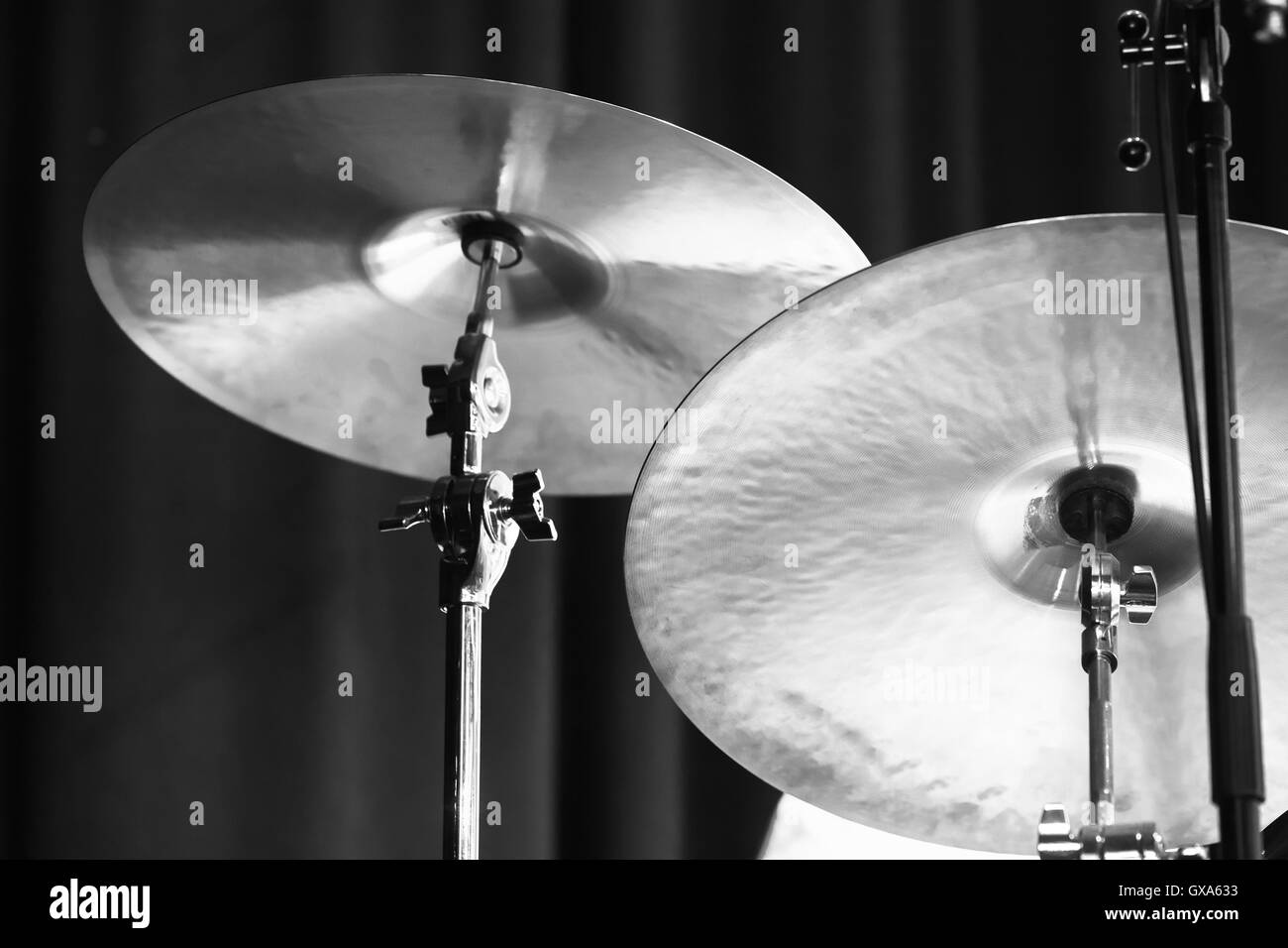 Cymbales. Photo en noir et blanc avec soft focus sélectif Banque D'Images