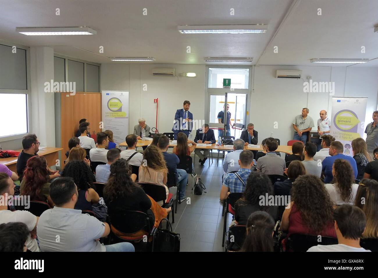 Napoli, Italie. 15 Sep, 2016. Ce matin au centre d'emploi de Scampia a présenté le projet pour la formation des jeunes au travail. Toutes les conférence de presse a été suivie par le commissaire au travail d'regioen campania Palmeri preisdente 8 les municipalités de Naples Paipais le centre d'emploi des fonctionnaires . © Fabio Sasso/Pacific Press/Alamy Live News Banque D'Images