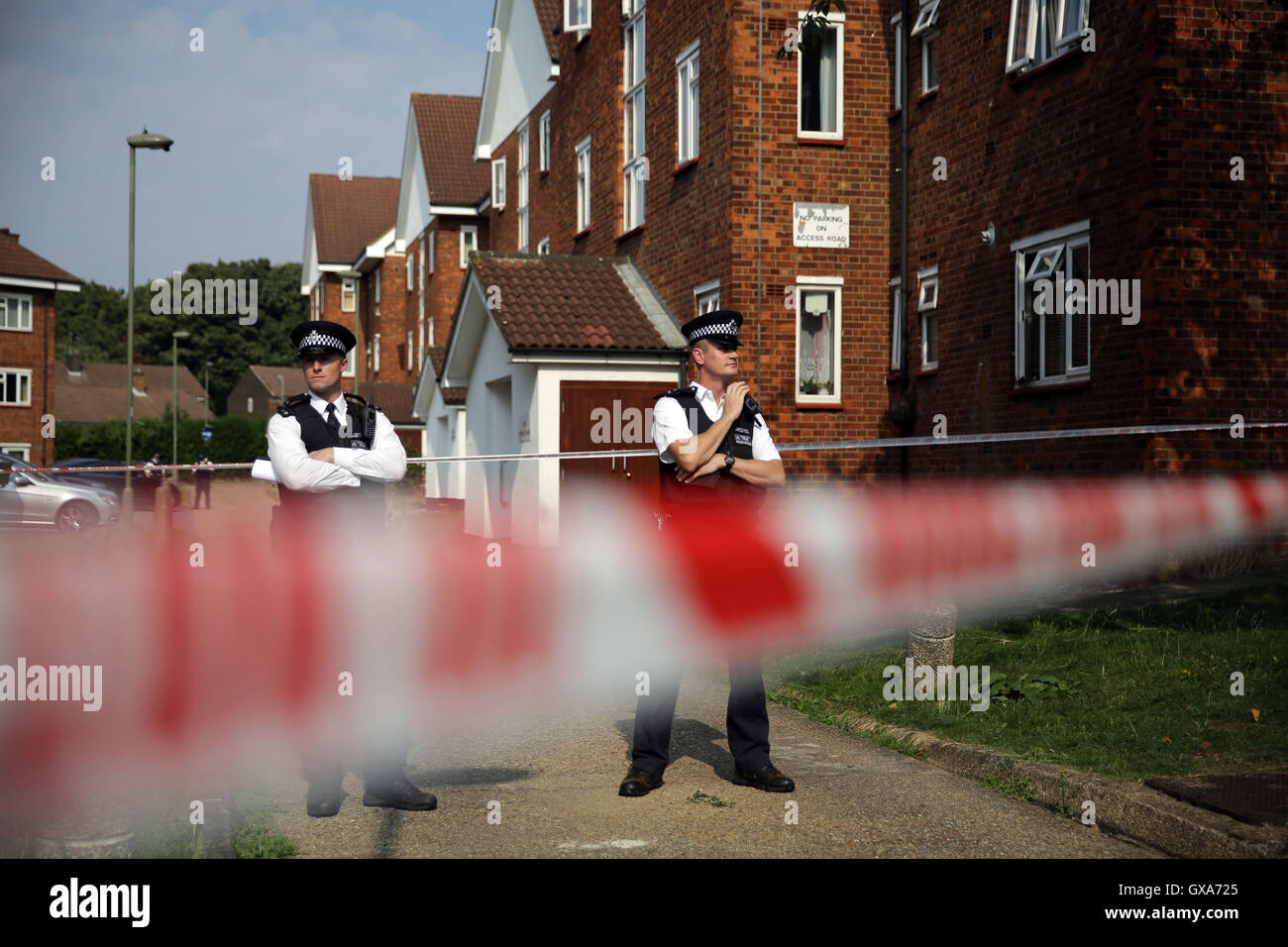 Les agents de police en dehors de maisons dans la région de Elmshurst dans Crescent East Finchley, au nord de Londres où Anny Ekofo, 52 ans, et son neveu, Bevely 21, où trouvé mort avec des blessures par balle. Banque D'Images