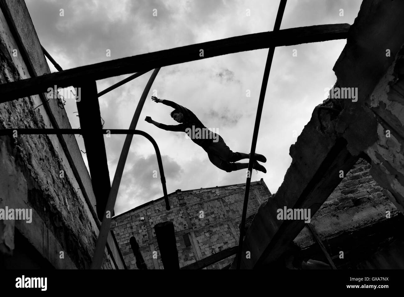 Un parkour runner saute par dessus un fossé à l'intérieur d'une maison abandonnée au cours de fonctionnement libre de trainings à Bogotá, Colombie. Banque D'Images