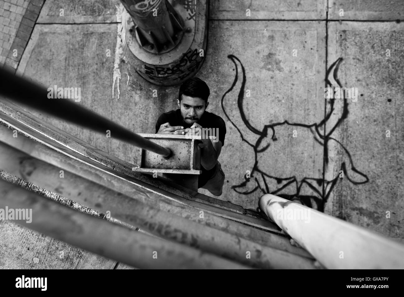 Cristian Lozano, un parkour runner de l'équipe de Tamashikaze, grimpe sur la passerelle lors des formations à Bogotá, Colombie. Banque D'Images